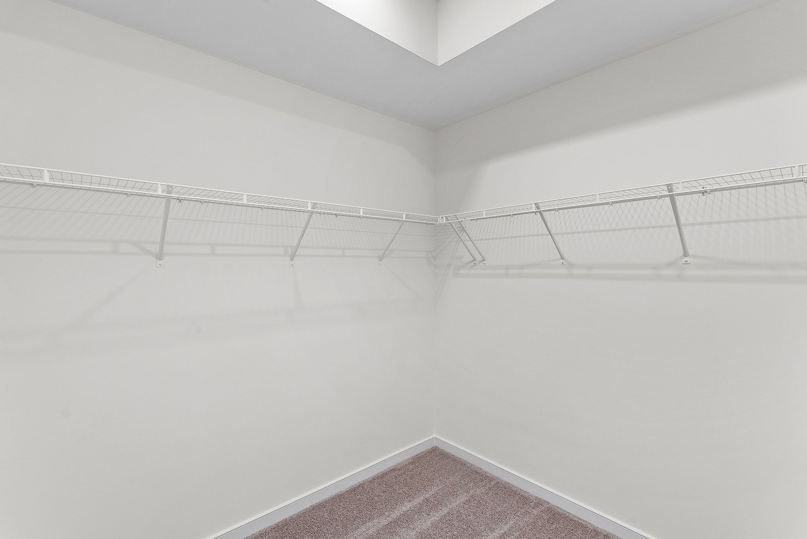 walk-in closet with wire shelving