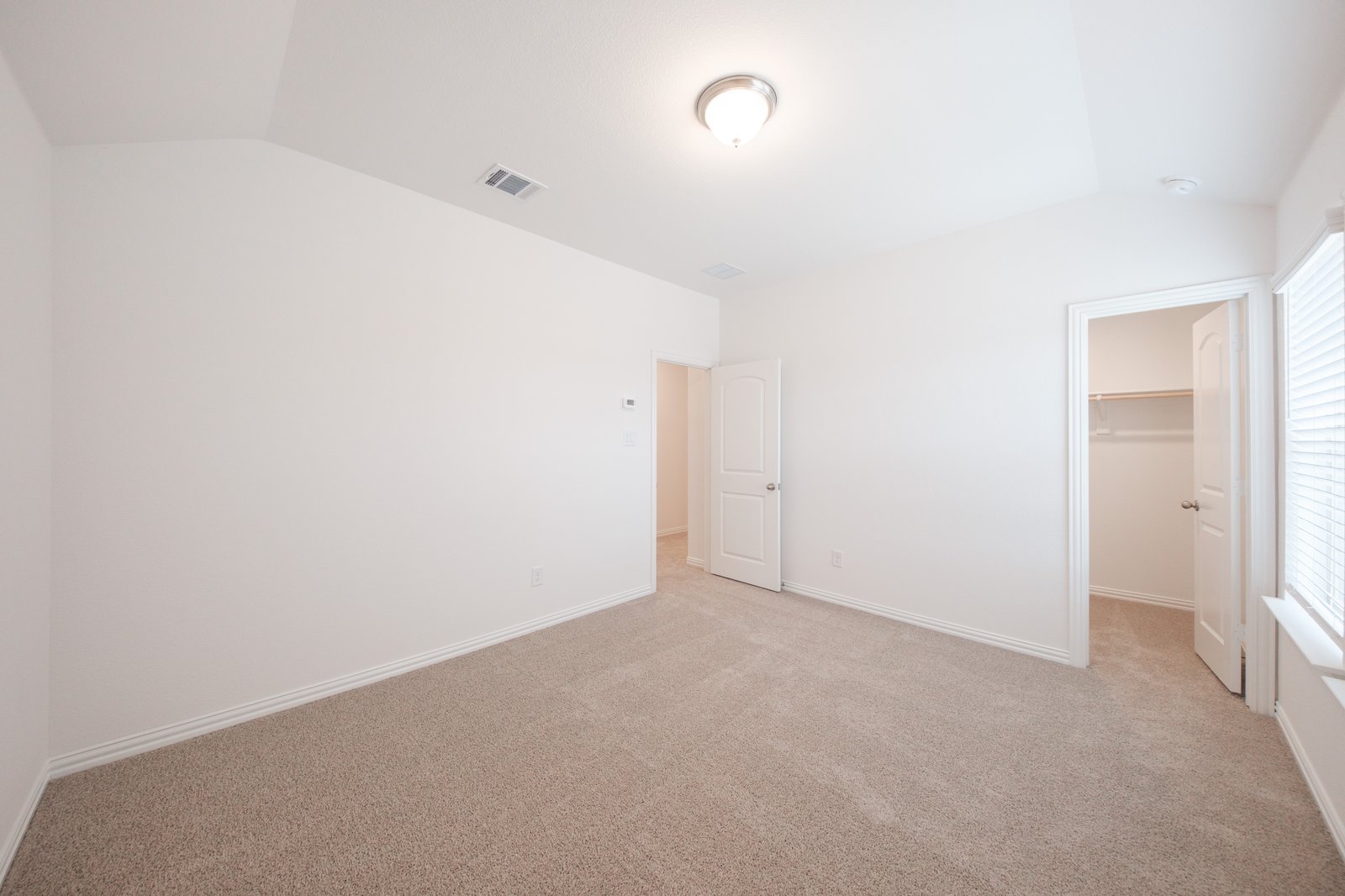 bedroom with carpet and closet 