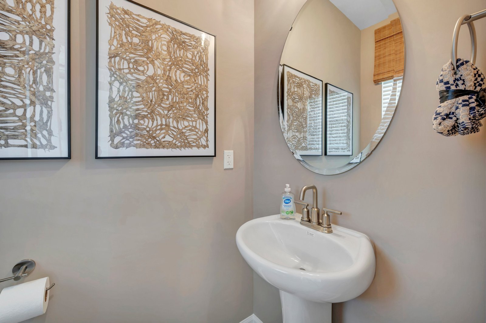 power room with an oval mirror