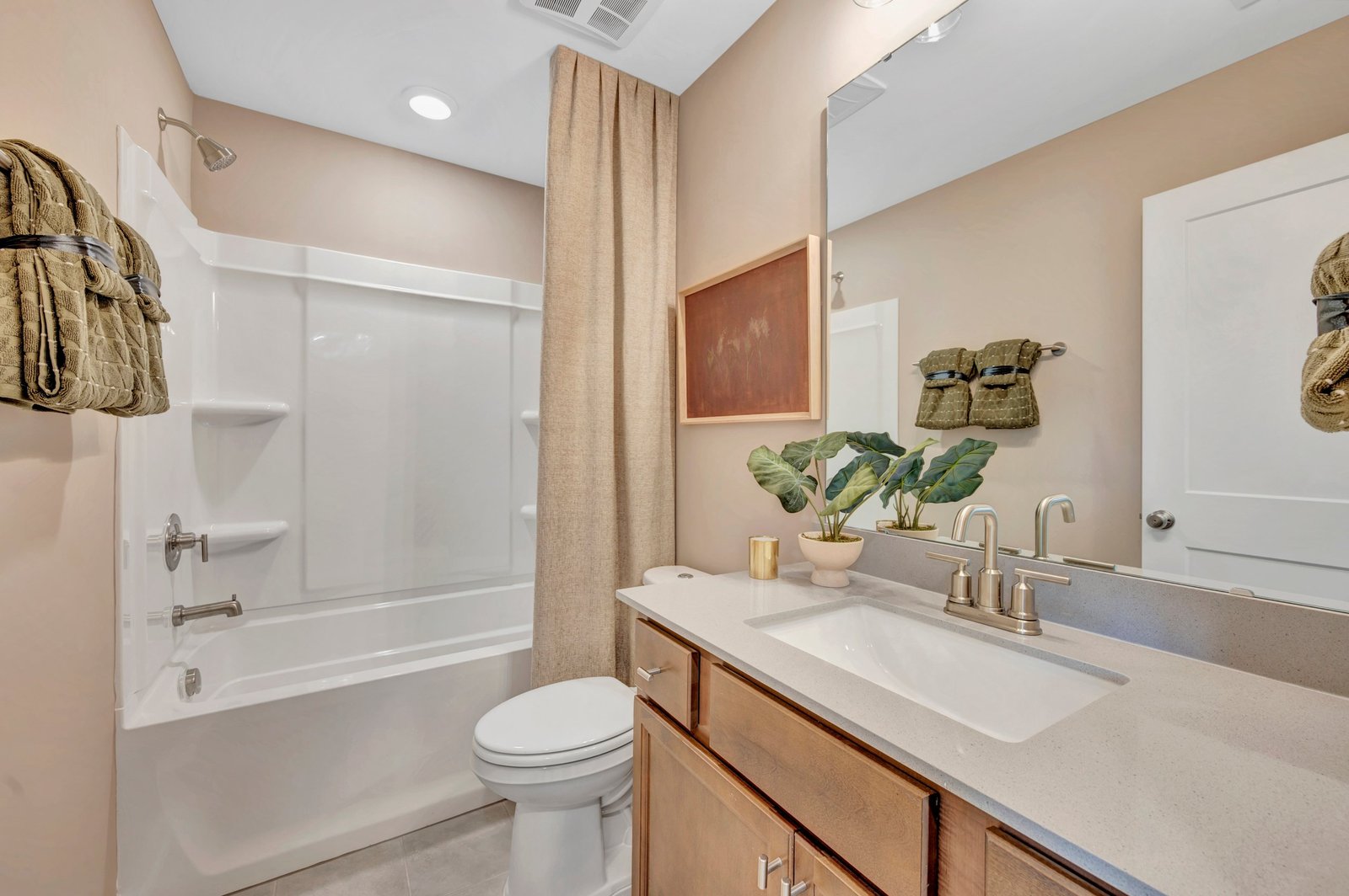 secondary bedroom with a shower and bathtub combo