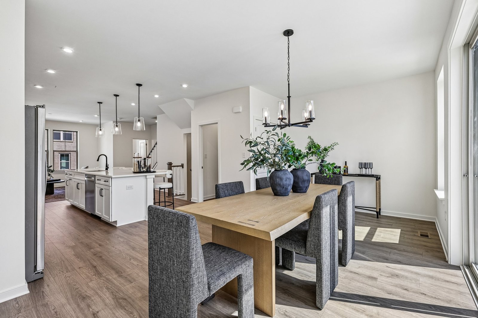 dining area with access to the kitchen