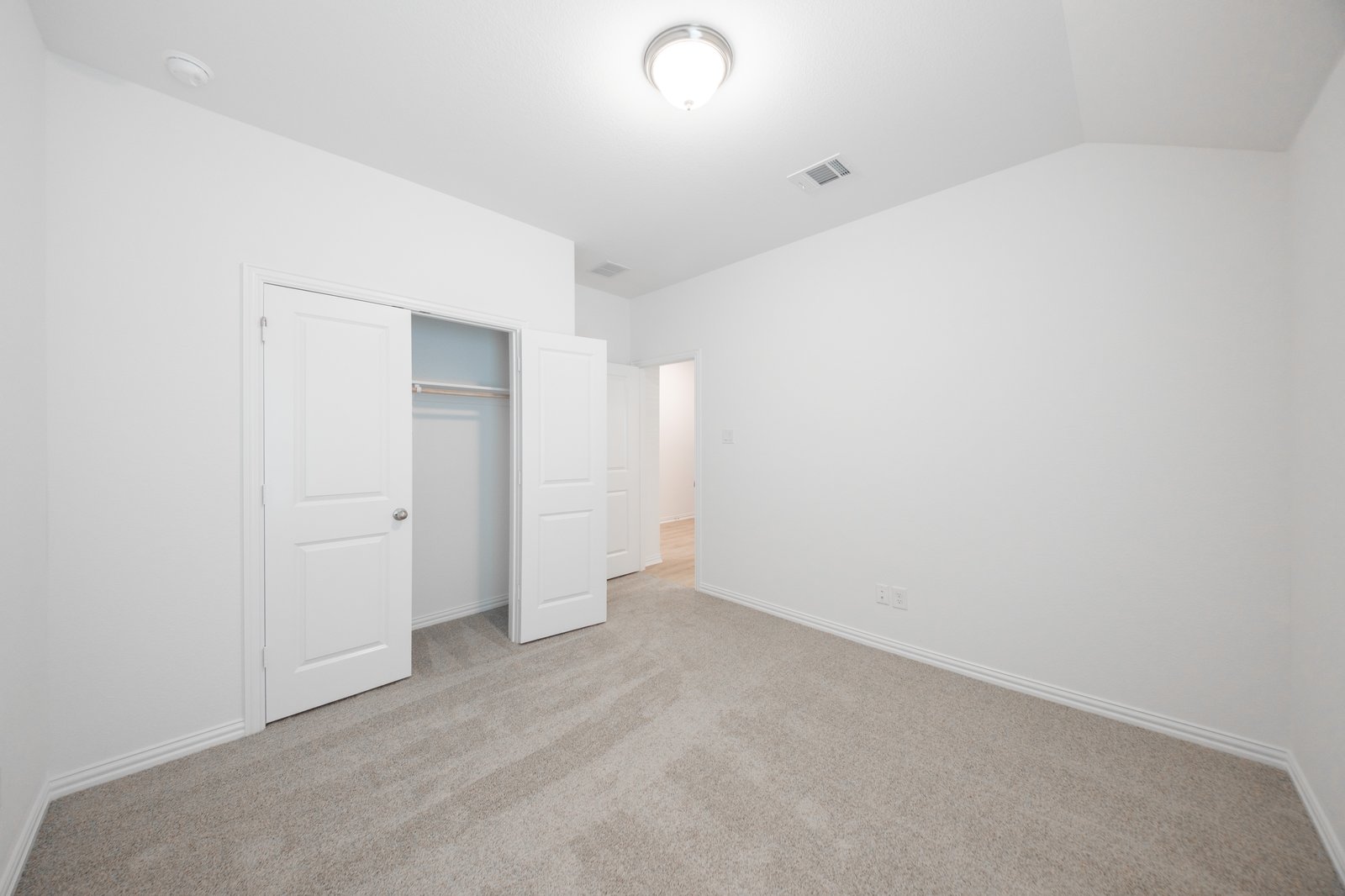 guest bedroom with carpet and closet