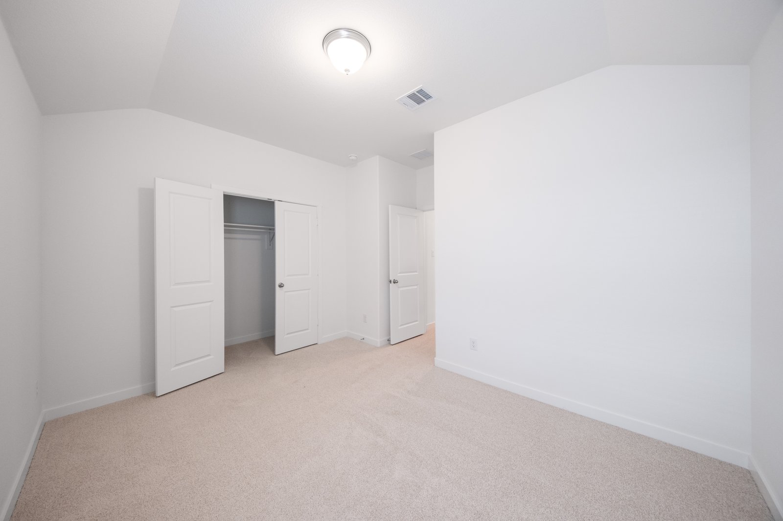 bedroom with carpet and closet