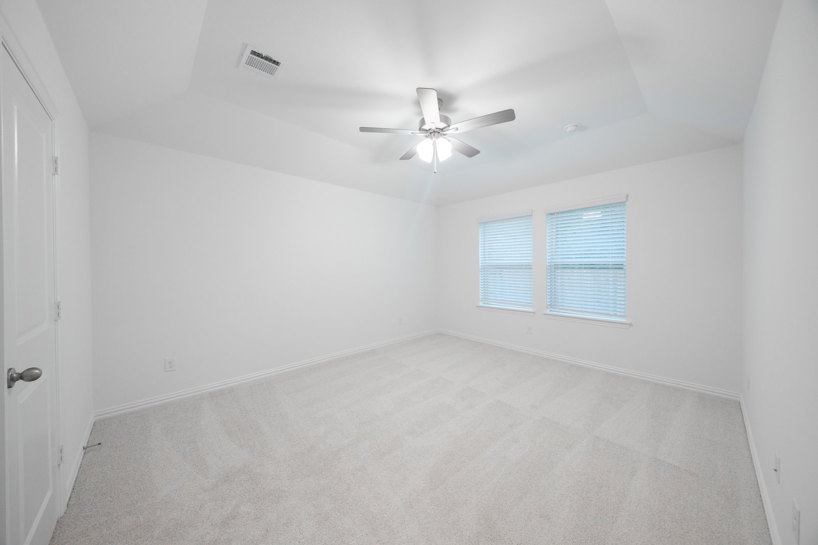 primary bedroom with carpet and ceiling fan