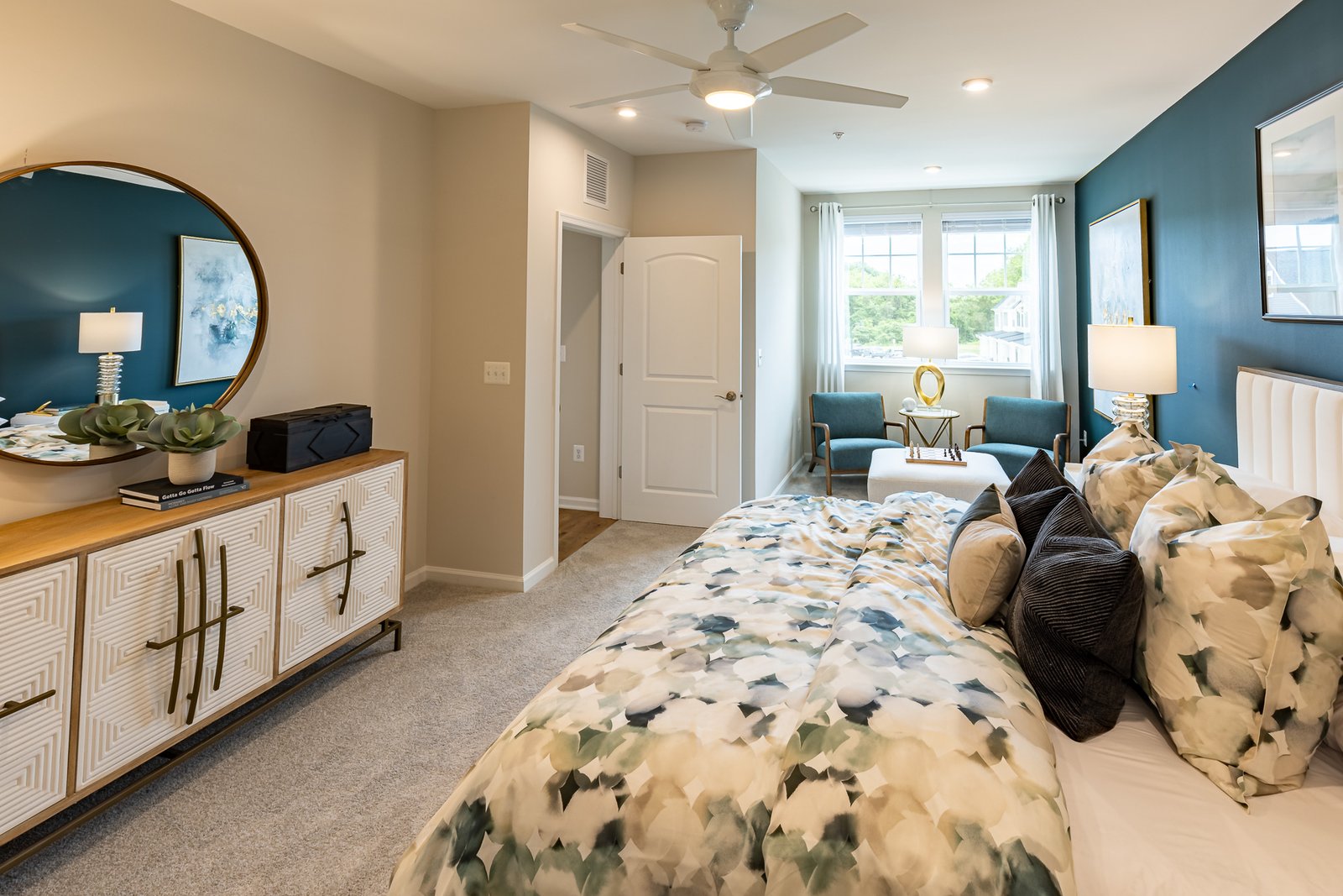 primary suite with a king-sized bed