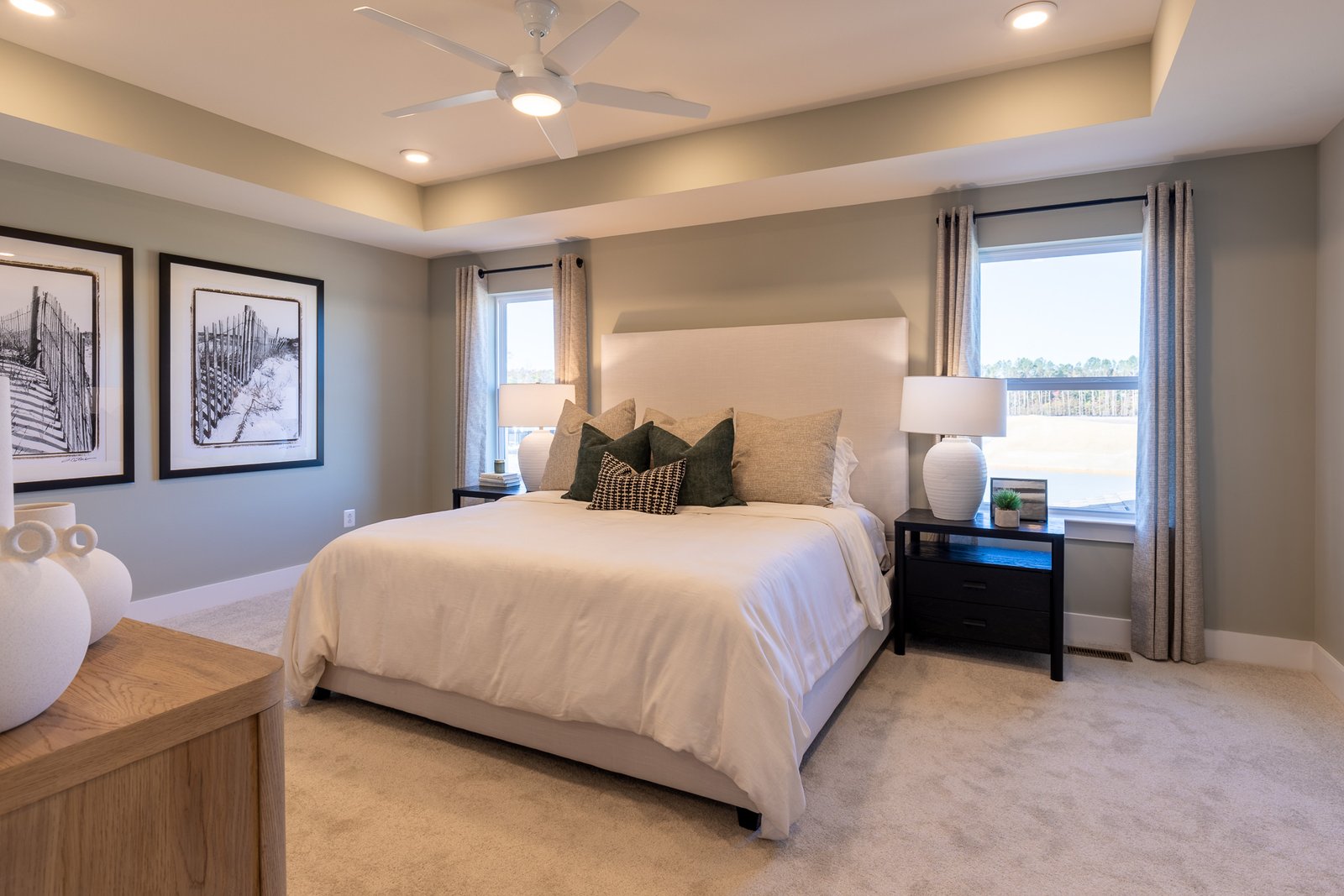 primary suite with carpet