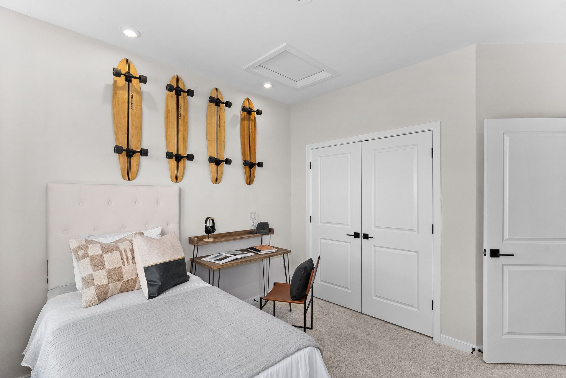 carpeted secondary bedroom with a closet