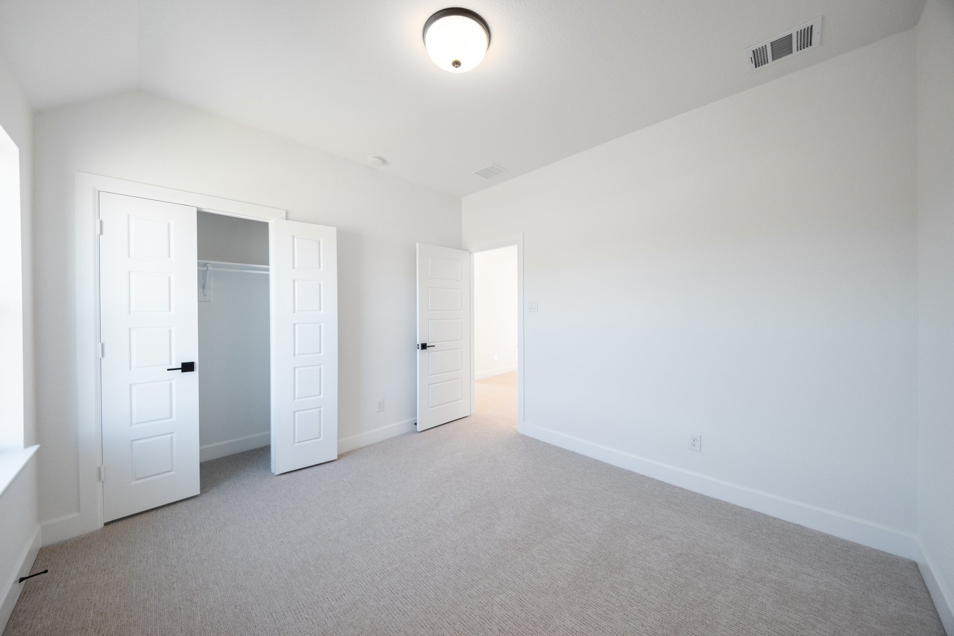 bedroom with carpet and closet