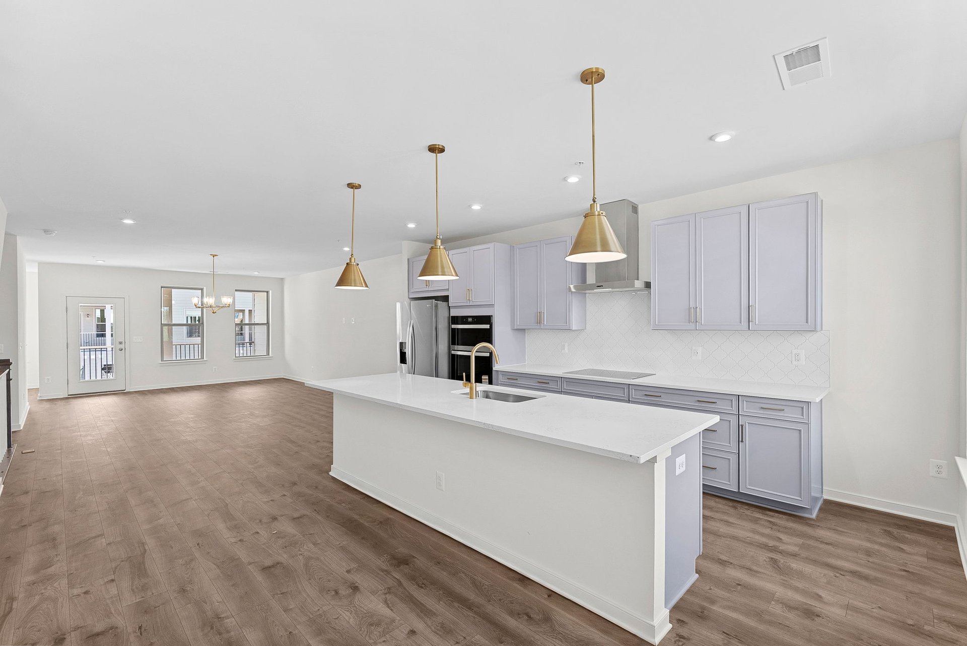 kitchen with an island with a sink and pendant lighting