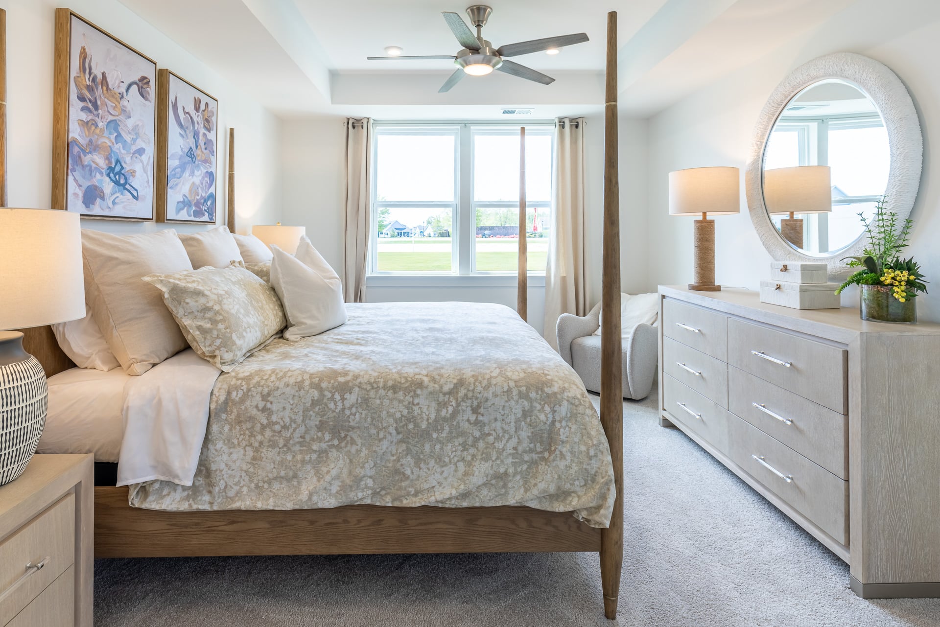 primary suite with a king-sized bed