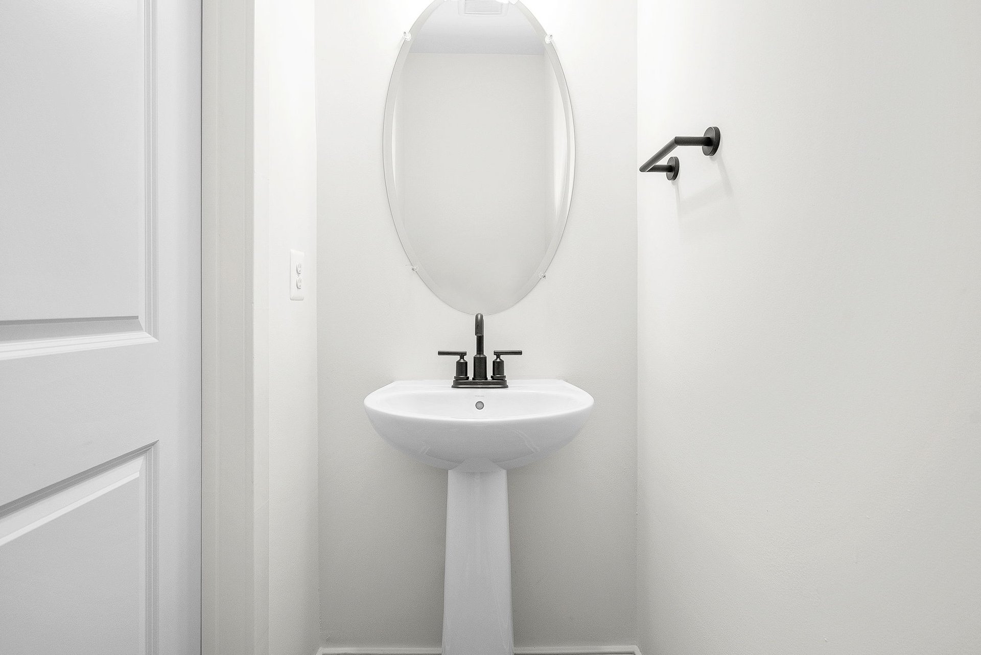 bathroom with mirror and sink and faucet underneath