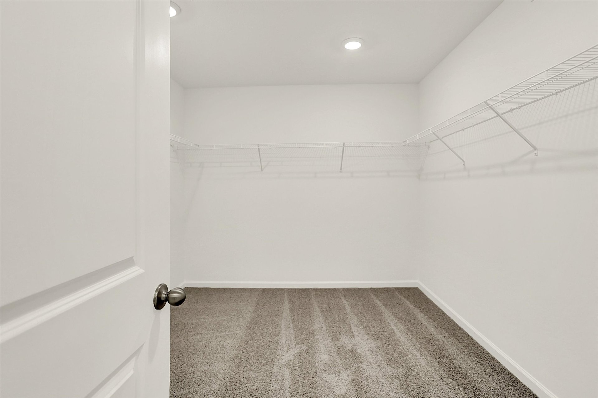 walk-in closet with wire rack shelving