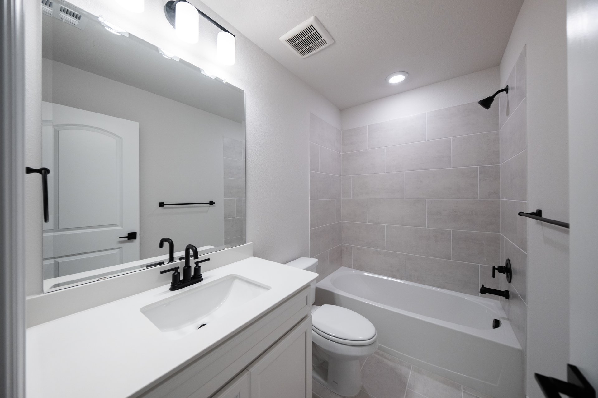 bathroom with bathtub and white countertops