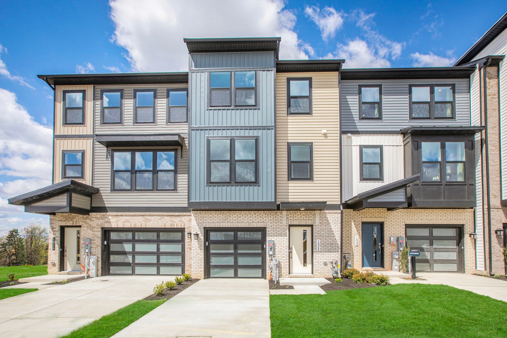 townhome exterior with a 1-car garage