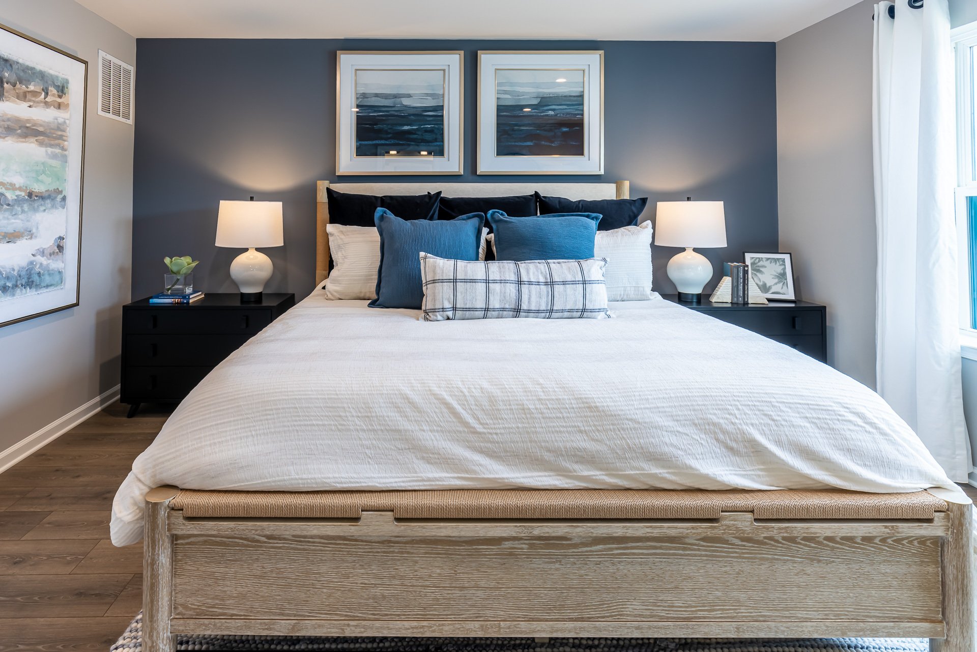 primary suite with a king-sized bed