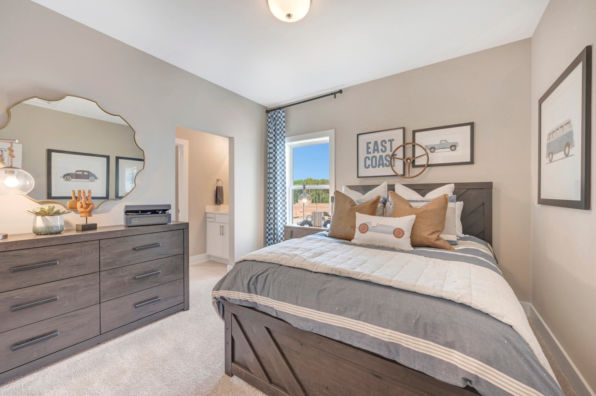 secondary bedroom with carpet and a window