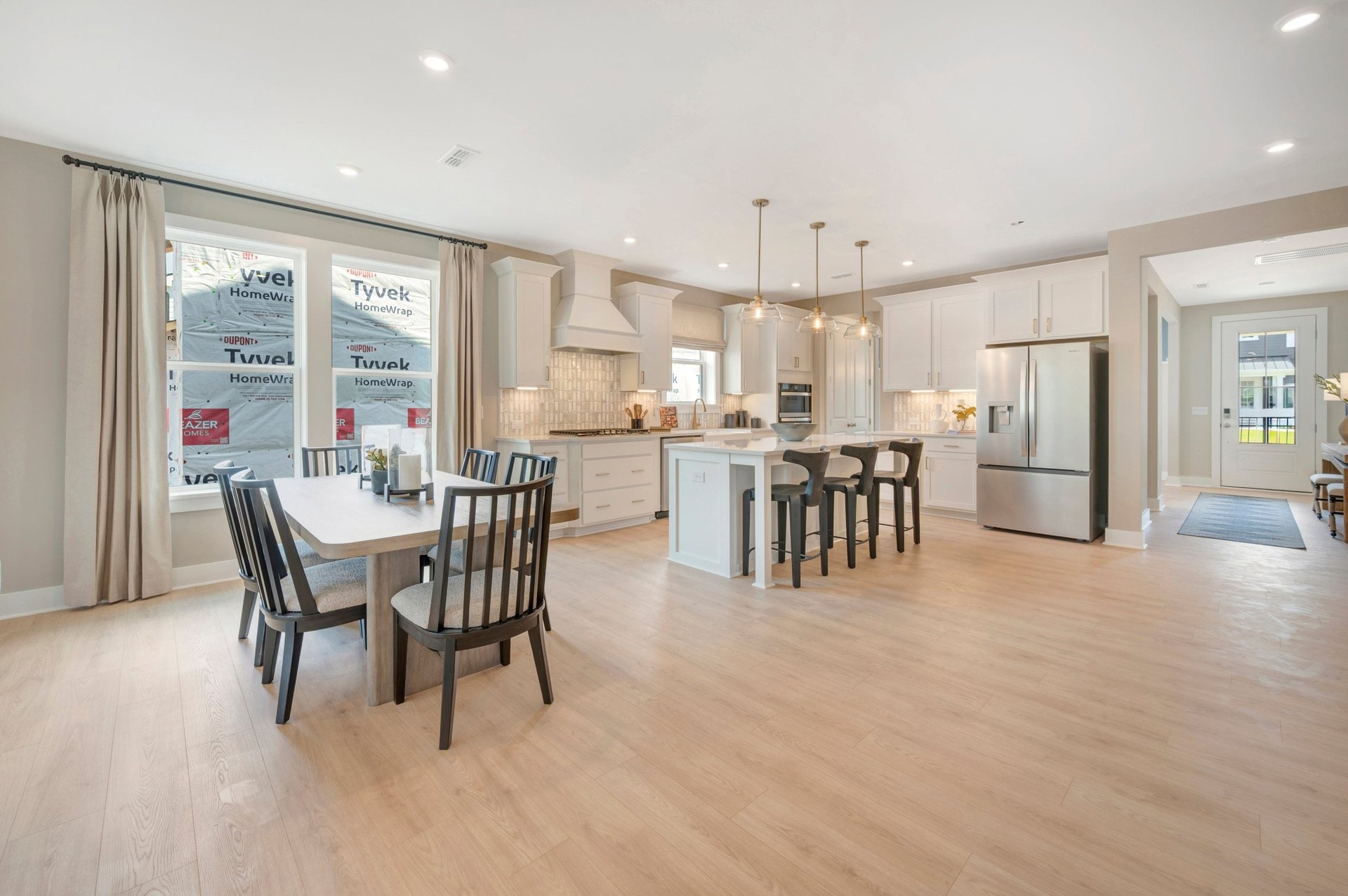 breakfast area with access to kitchen