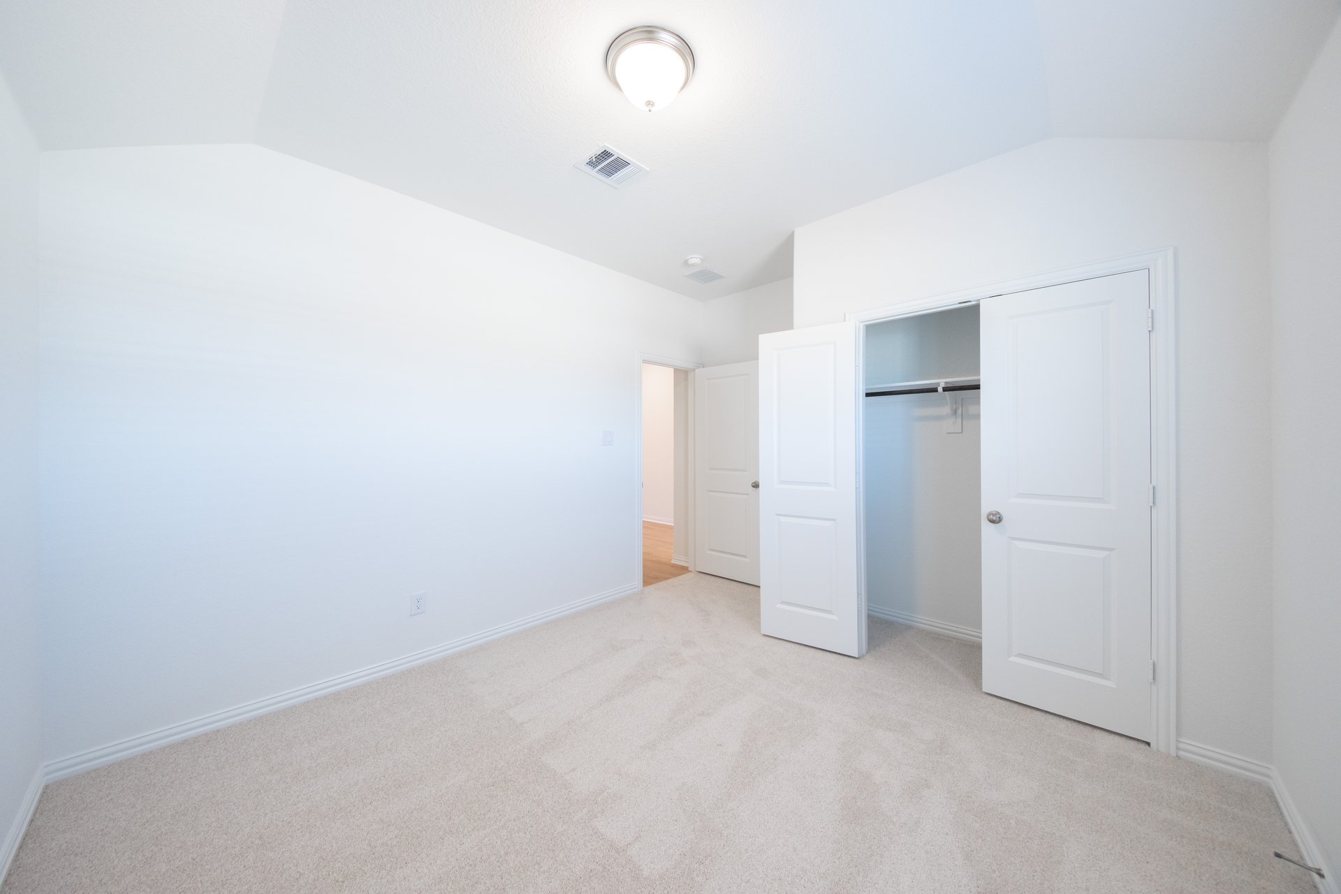 guest bedroom with carpet and closet