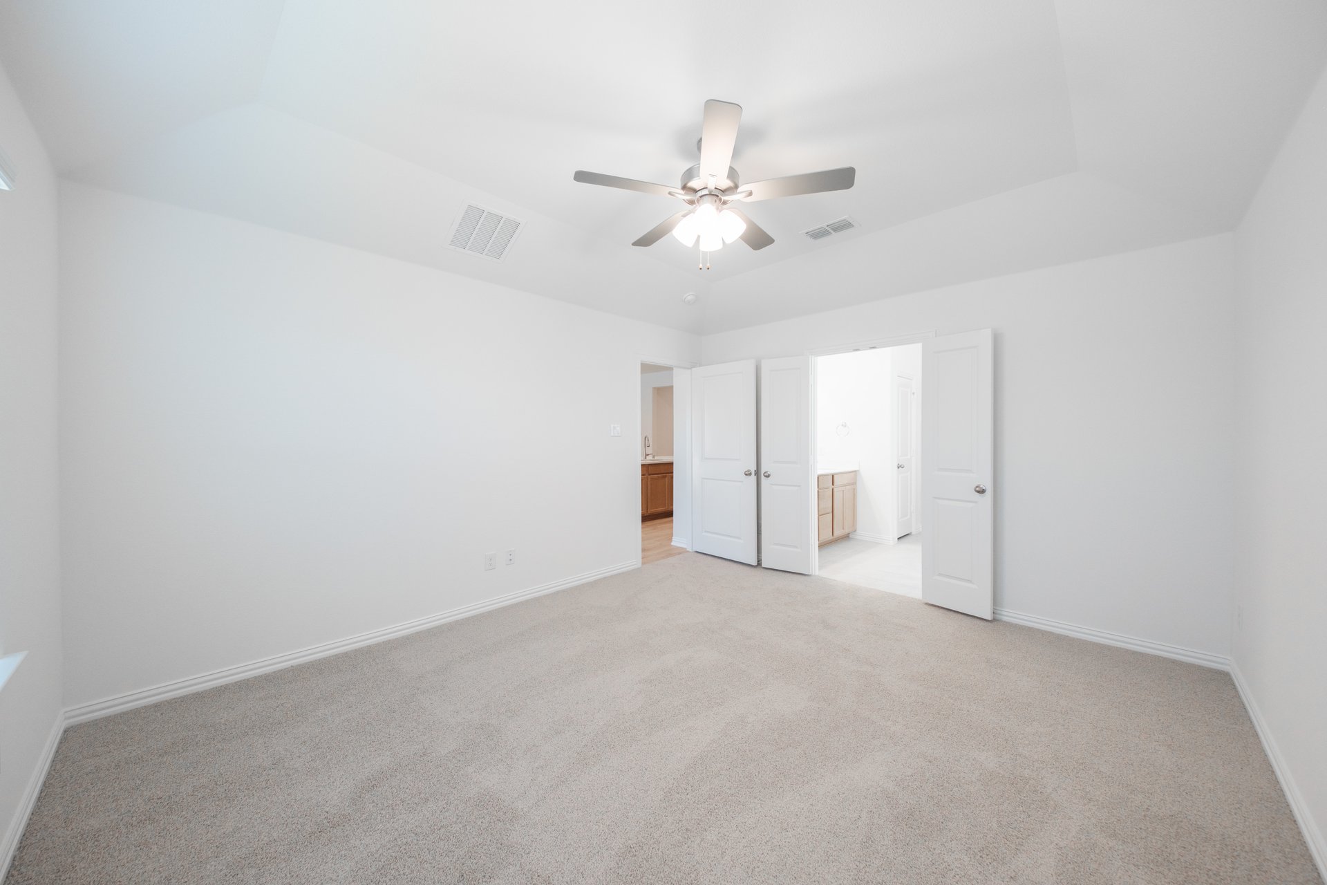 primary bedroom with carpet and ceiling fan