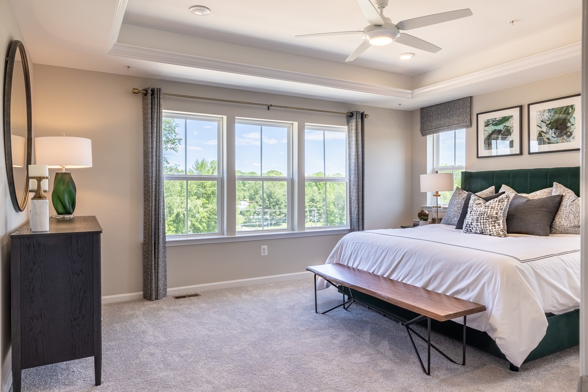 primary suite with carpet and a king-sized bed