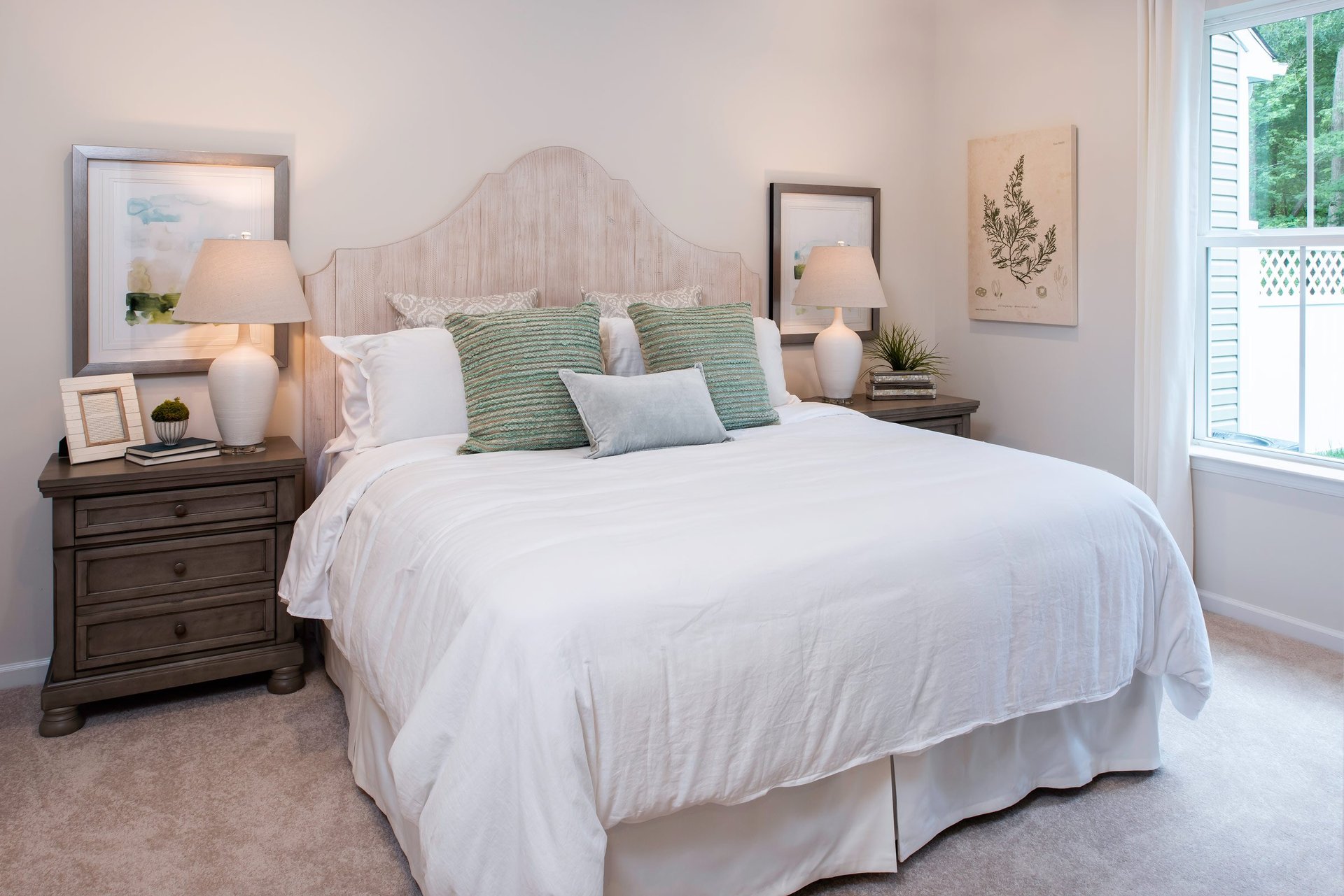 primary suite with carpet and a king-sized bed