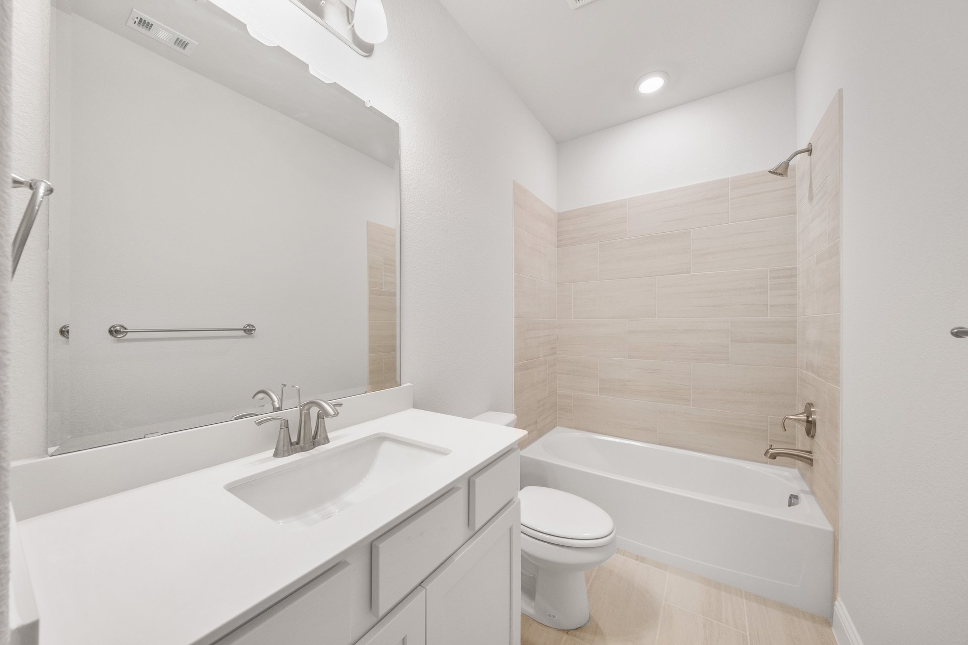 bathroom with bathtub and tile