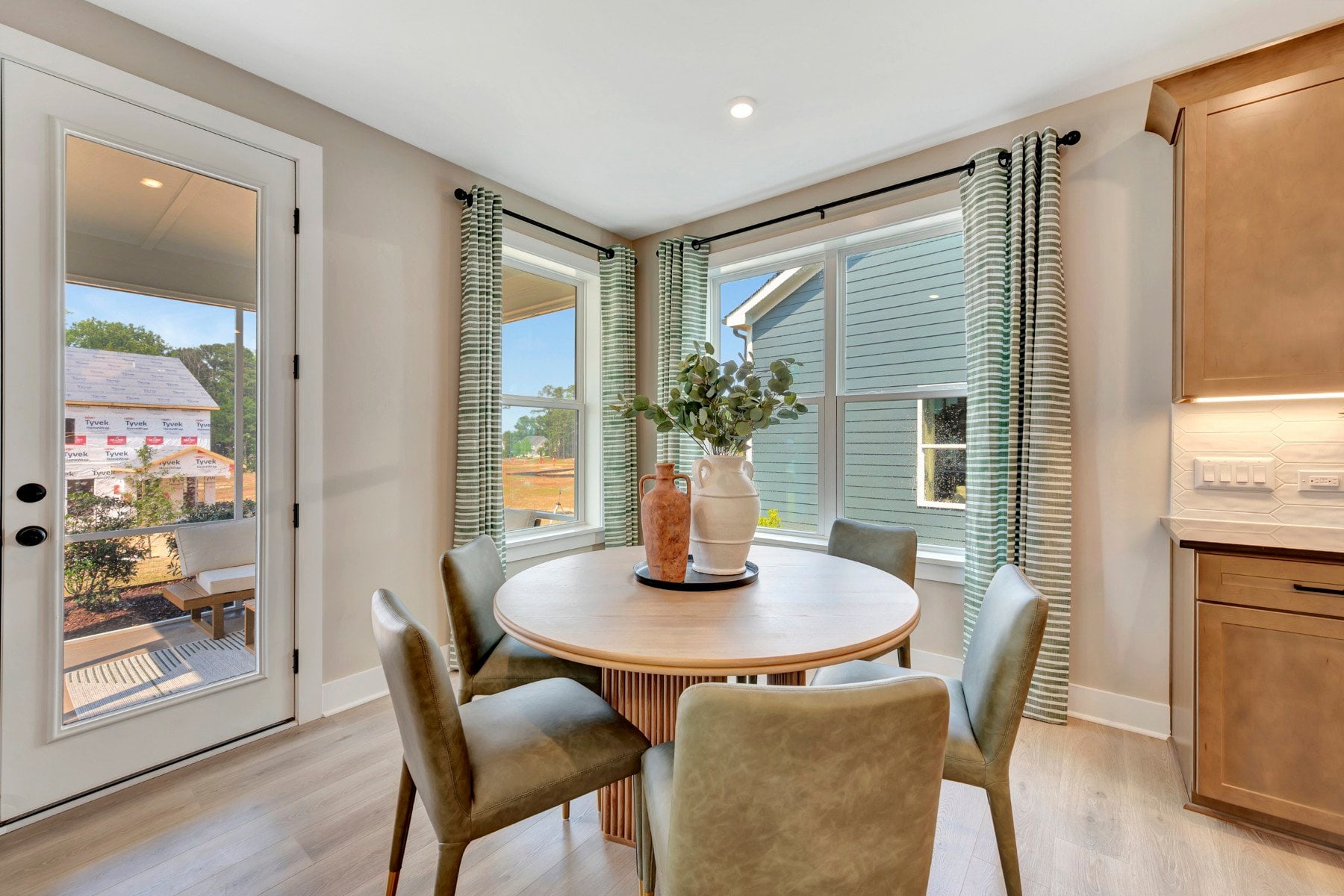 breakfast area with access to the screened-porch
