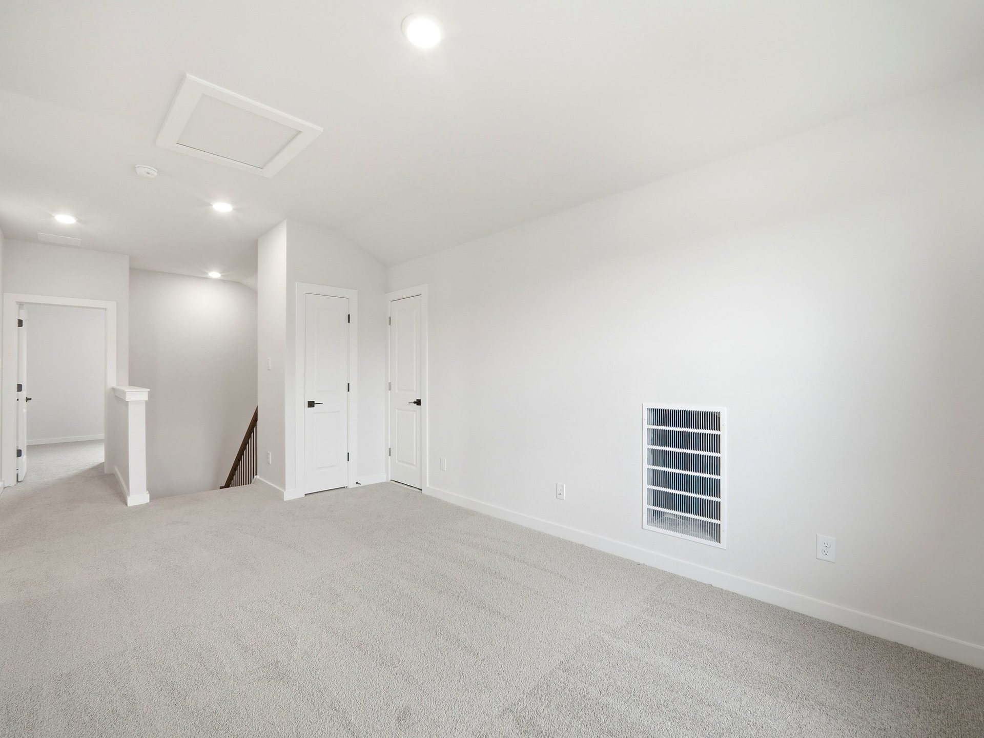 lost with carpet, window and ceiling fan