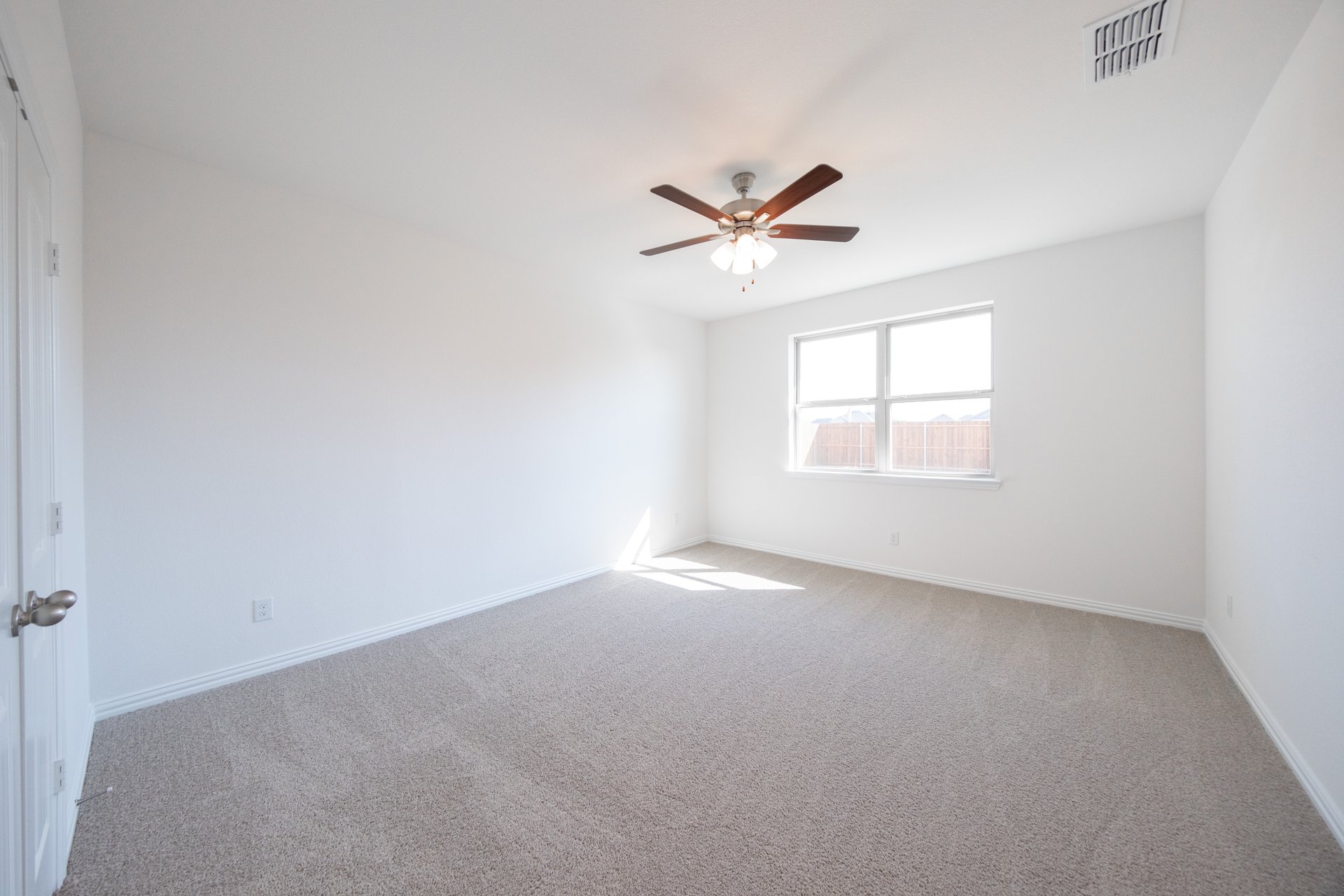 primary bedroom with carpet and ceiling fan