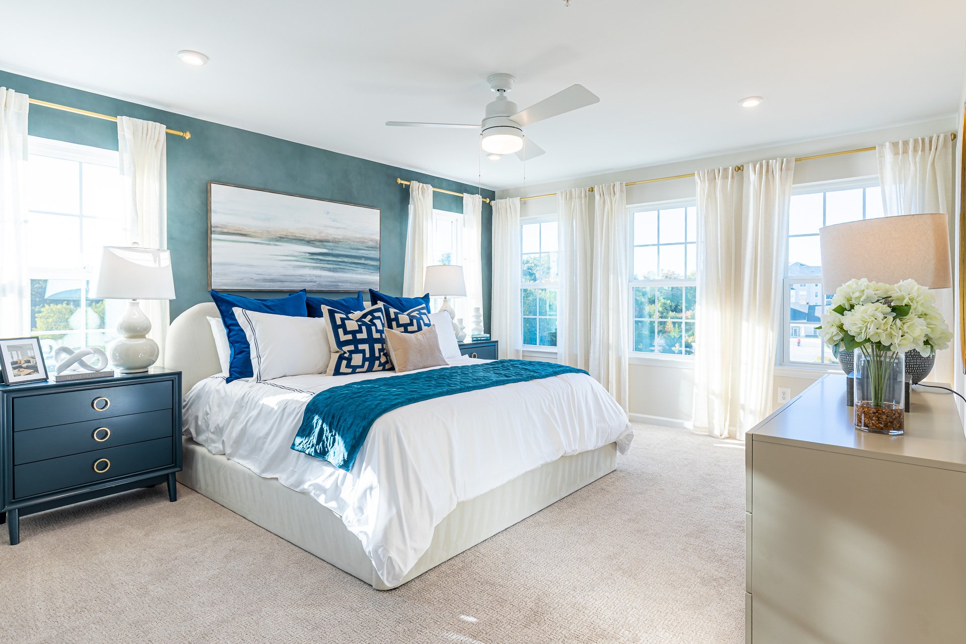 primary suite with a king-sized bed
