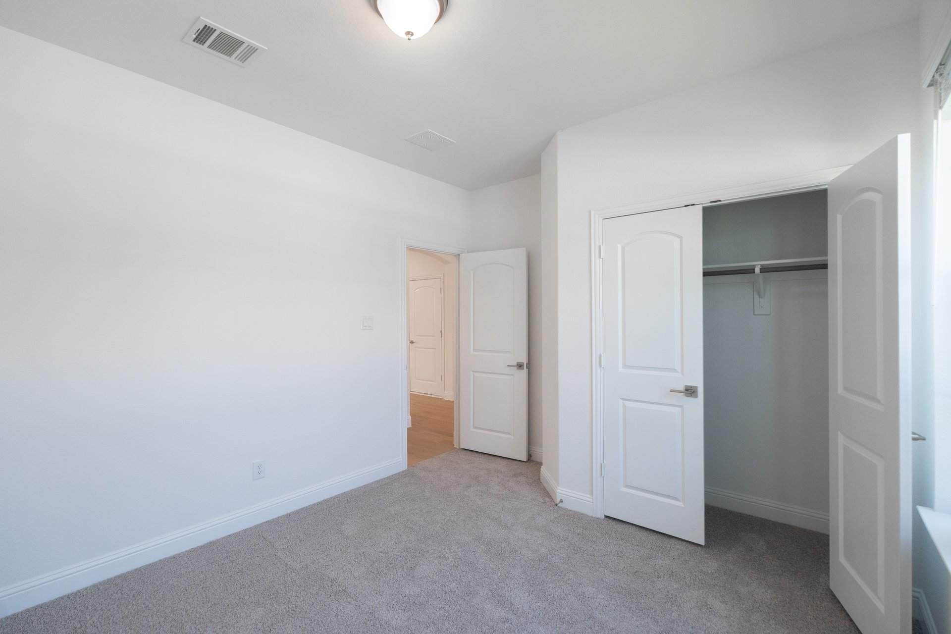 guest bedroom with carpet and closet 