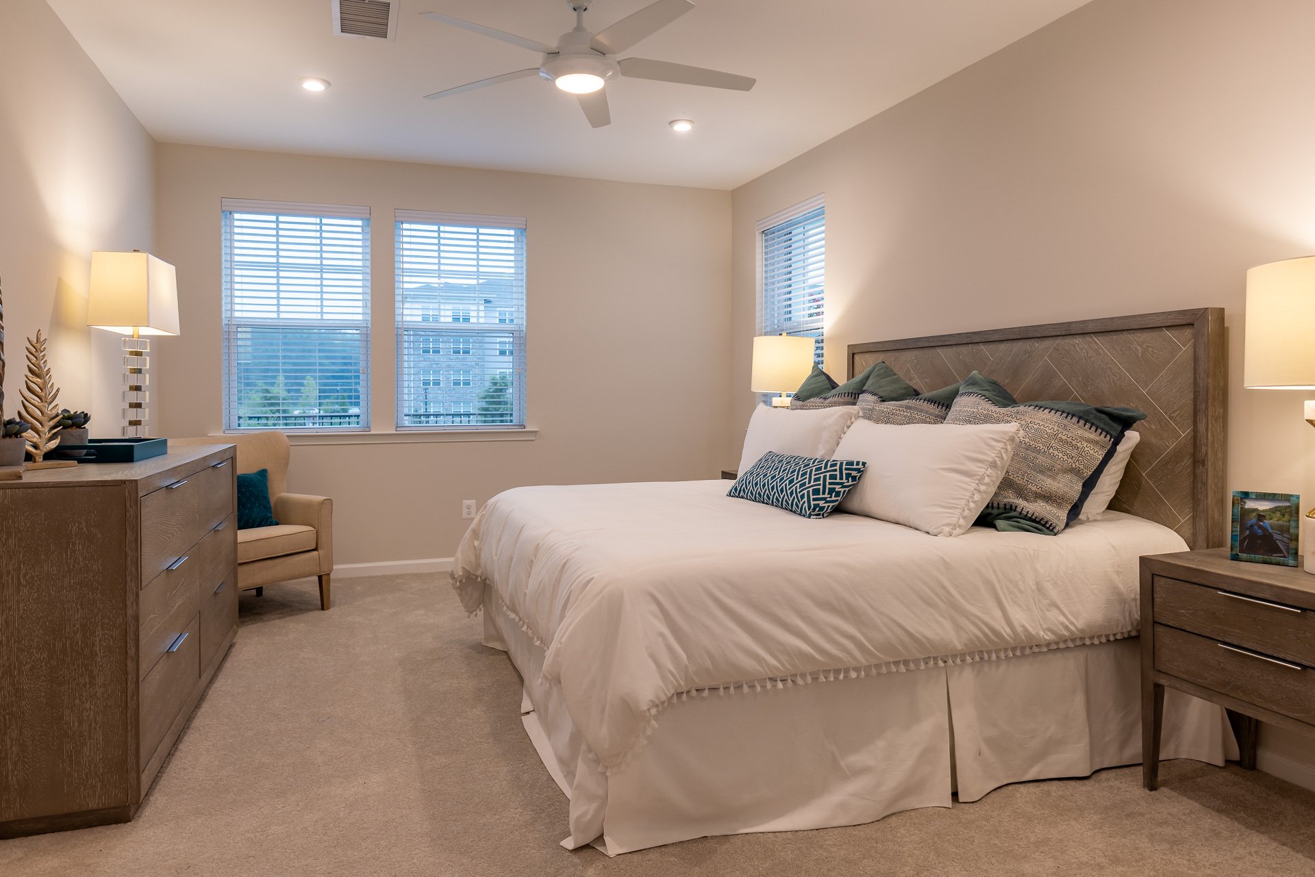 primary suite with a king-sized bed