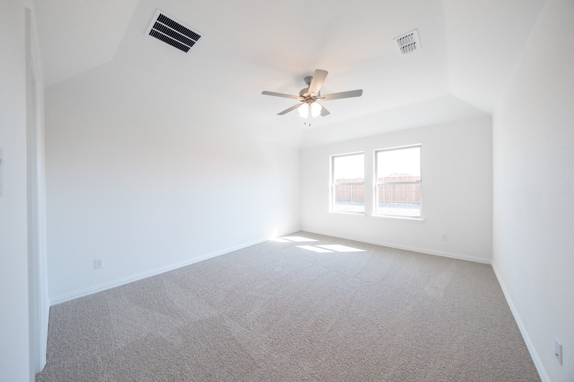 primary bedroom with carpet and ceiling fan