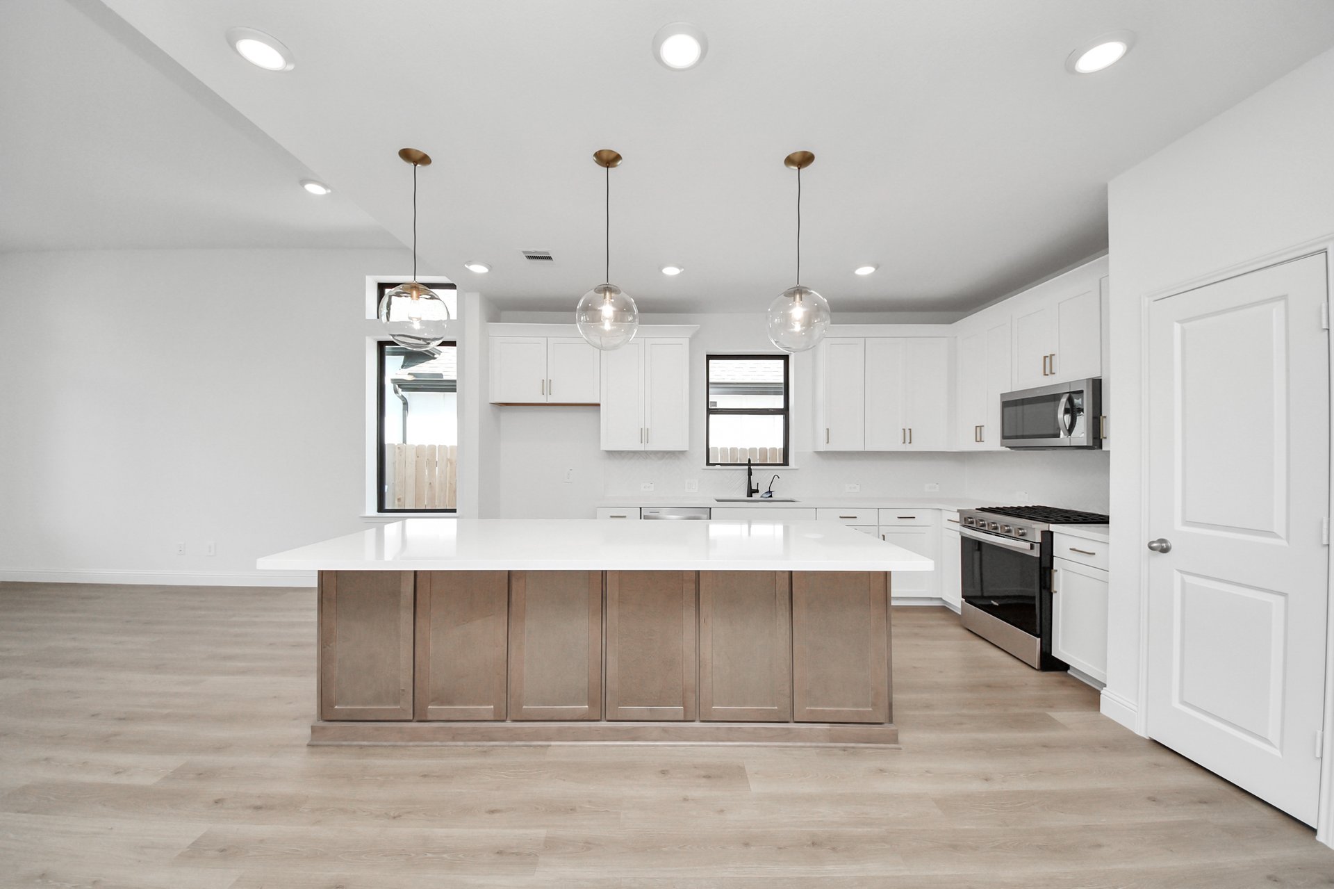 kitchen with two-tone cabinets 