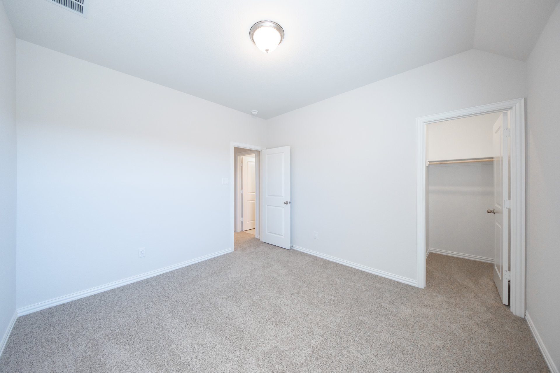 bedroom with carpet and closet 