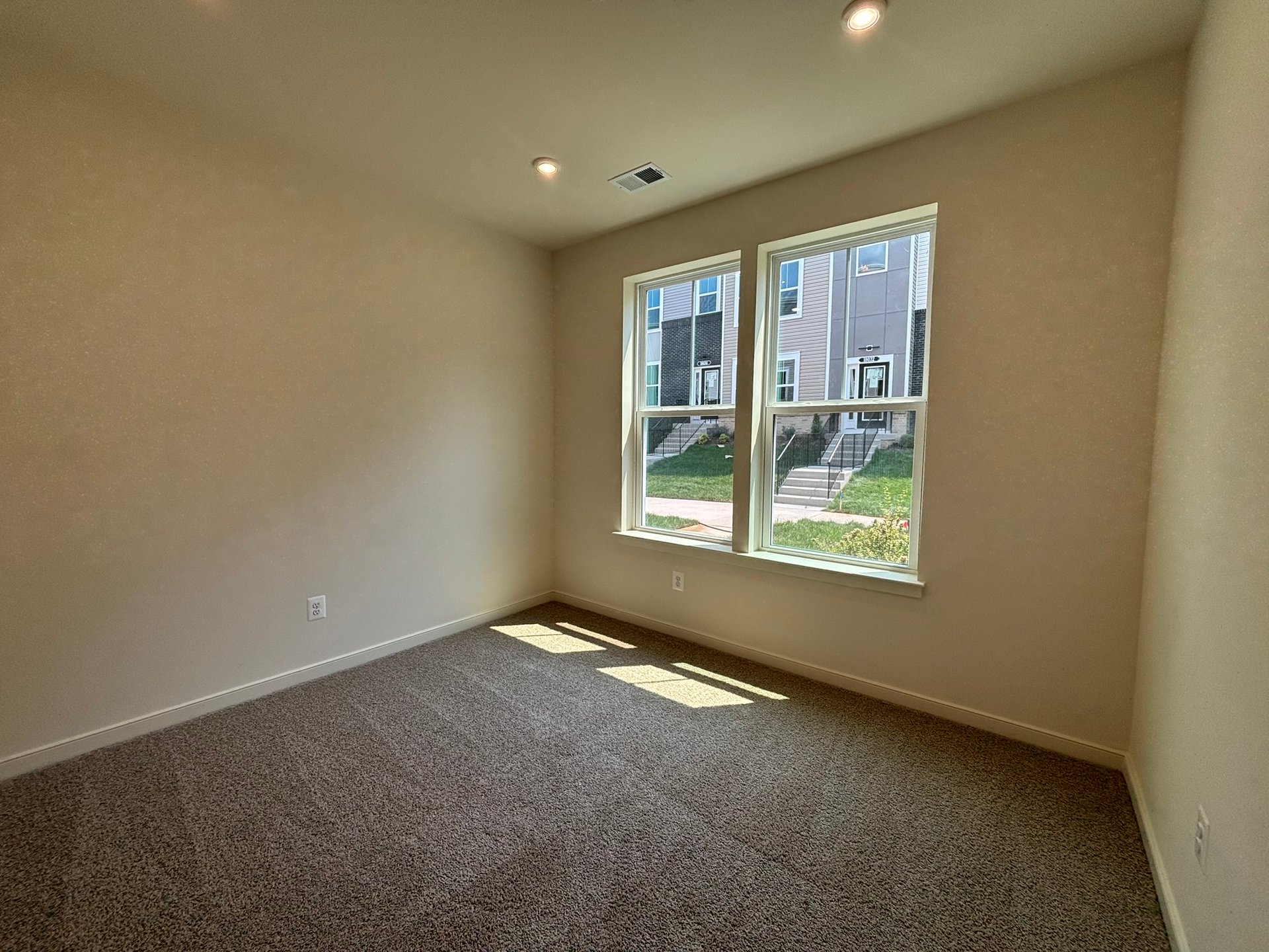recreation room with carpet