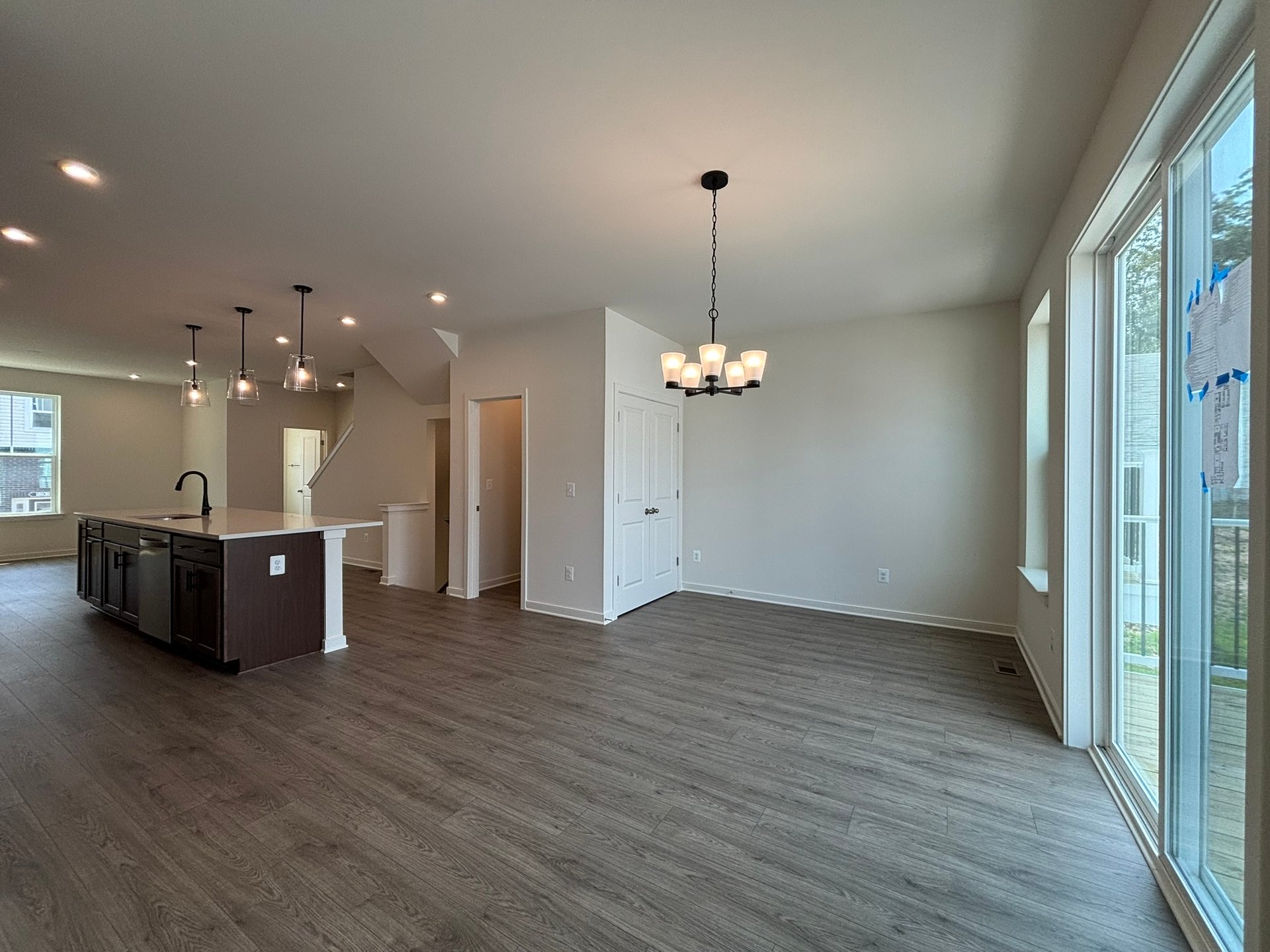 dining room with a chandalier