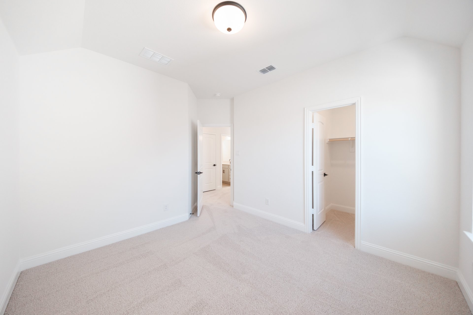 bedroom with carpet and closet 