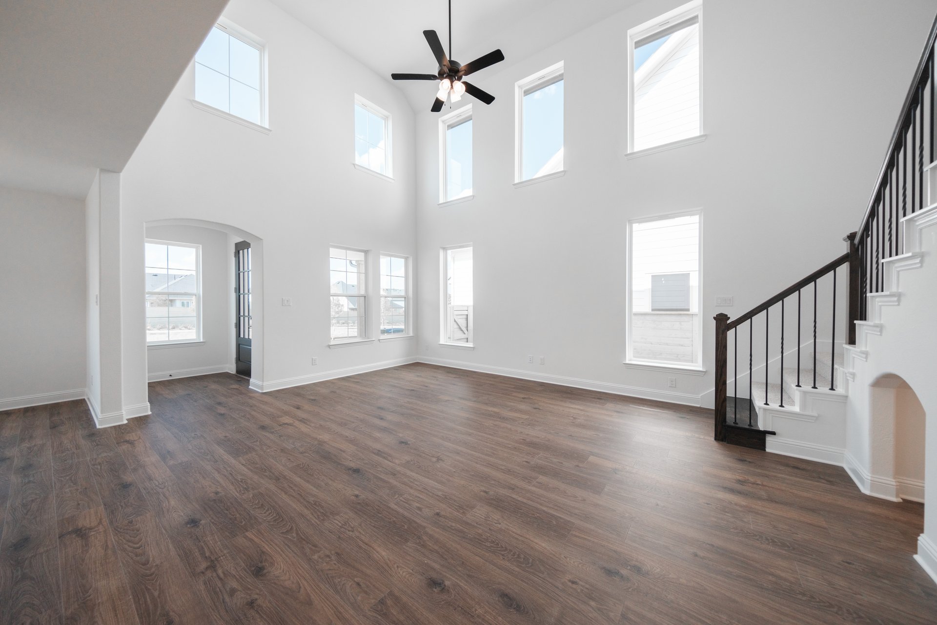 great room with high ceilings and pet space 