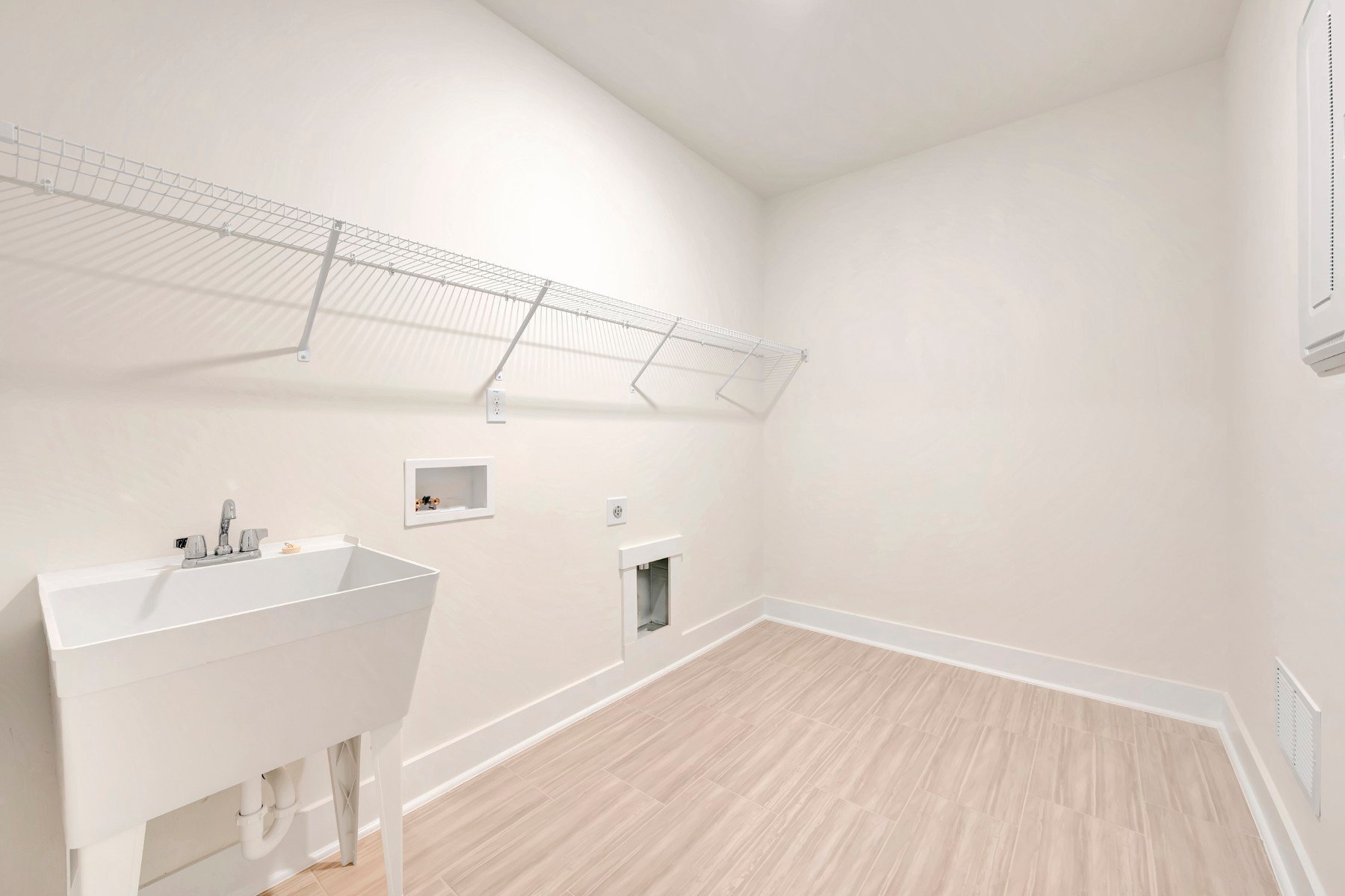 laundry room with a free-standing sink