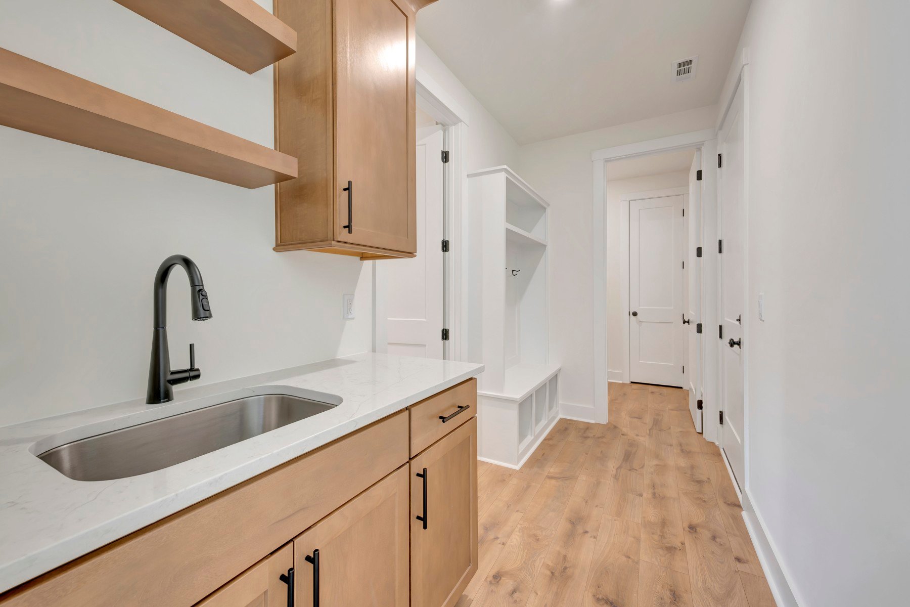 mudroom with a sink and a bench