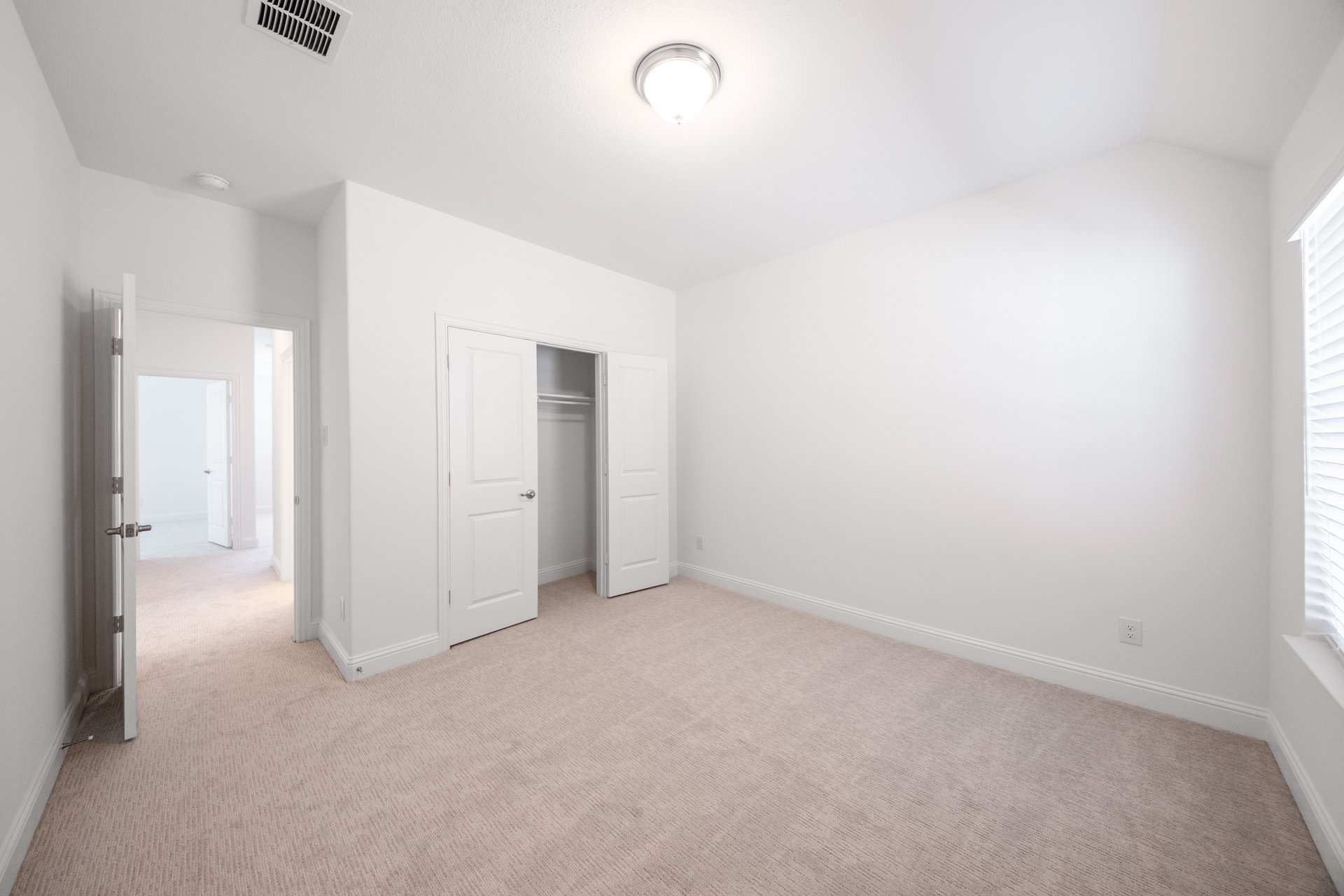 guest bedroom with carpet and closet 