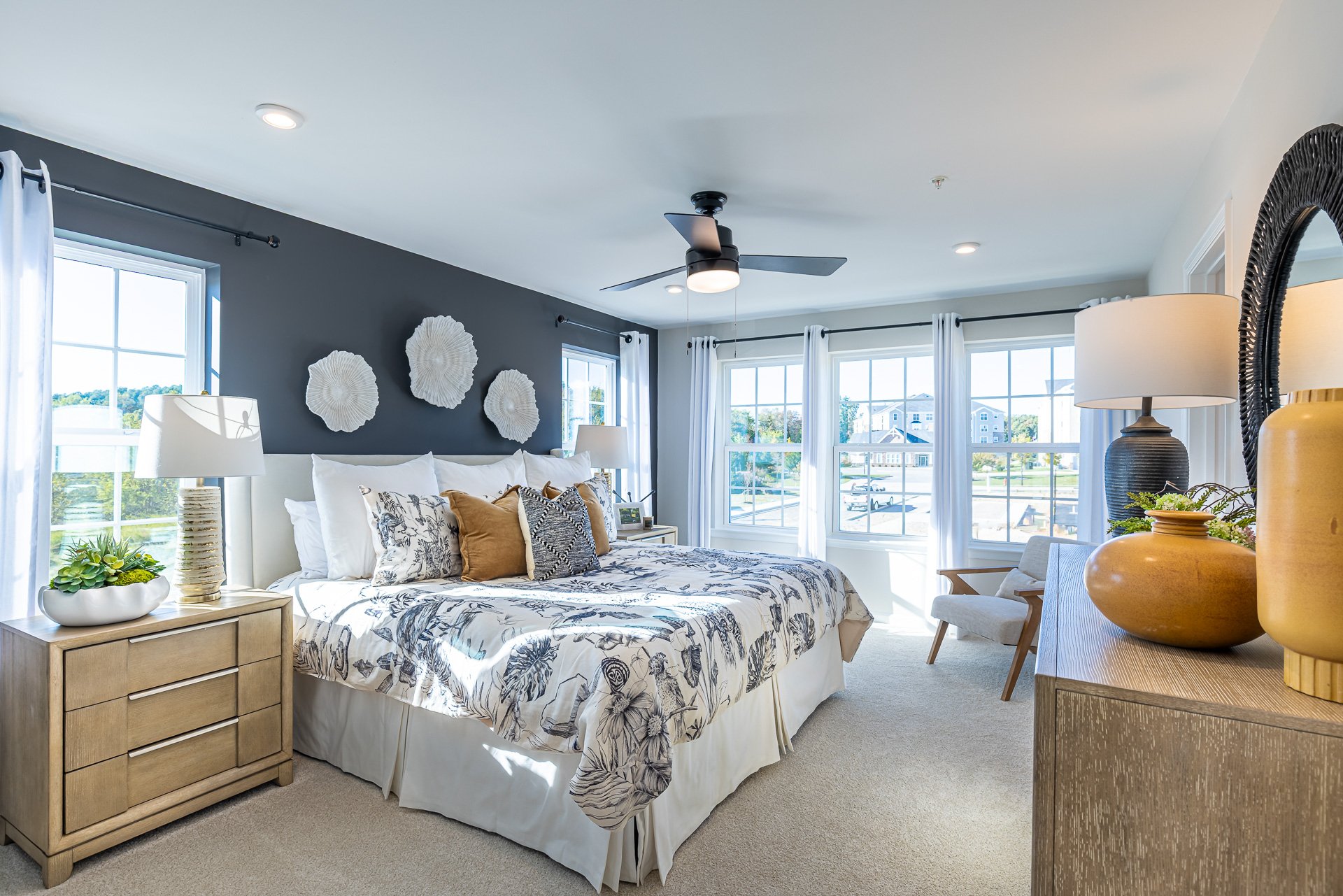 primary suite with carpet and a king-sized bed