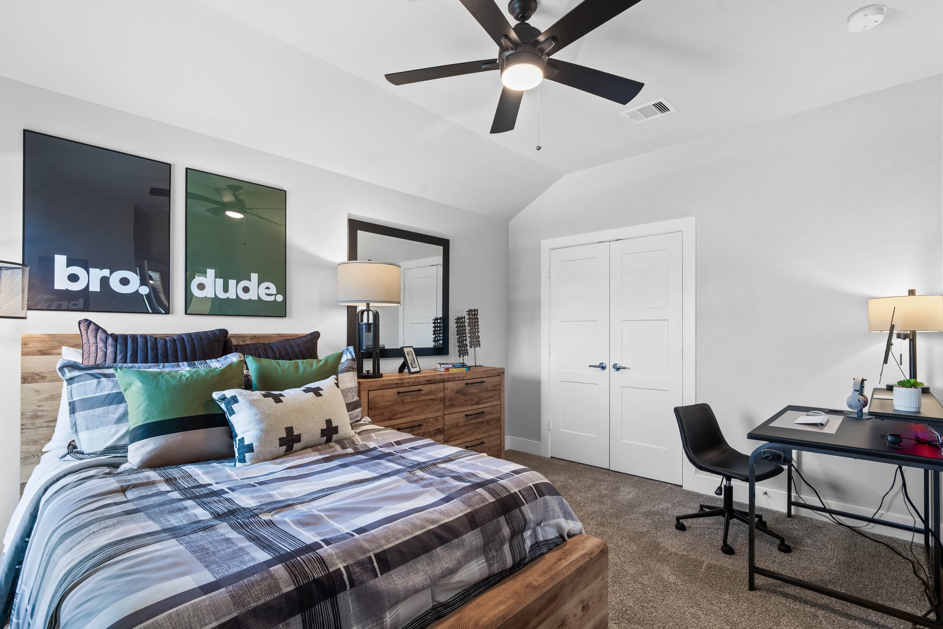 guest bedroom with carpet and ceiling fan
