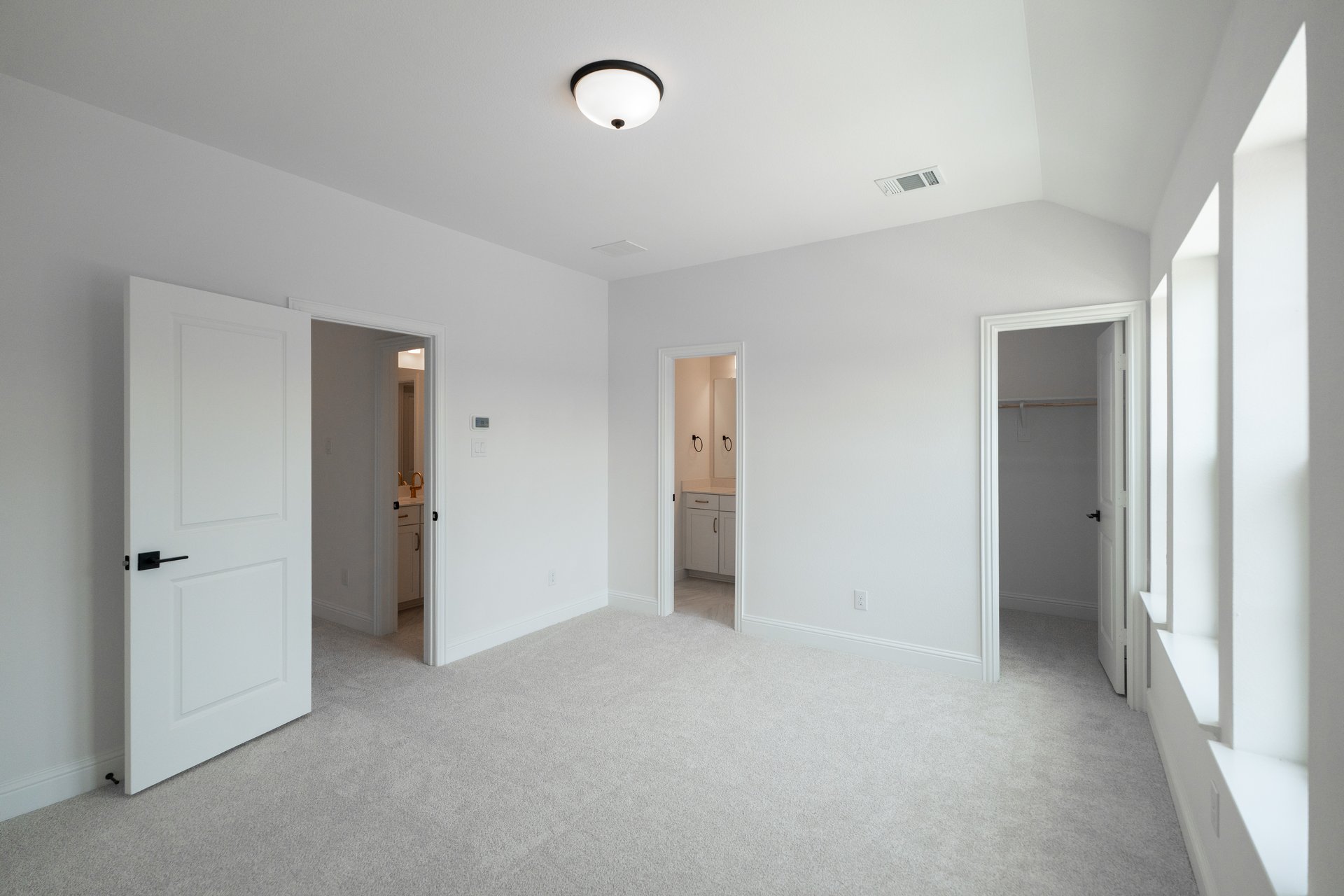 bedroom with carpet and closet 