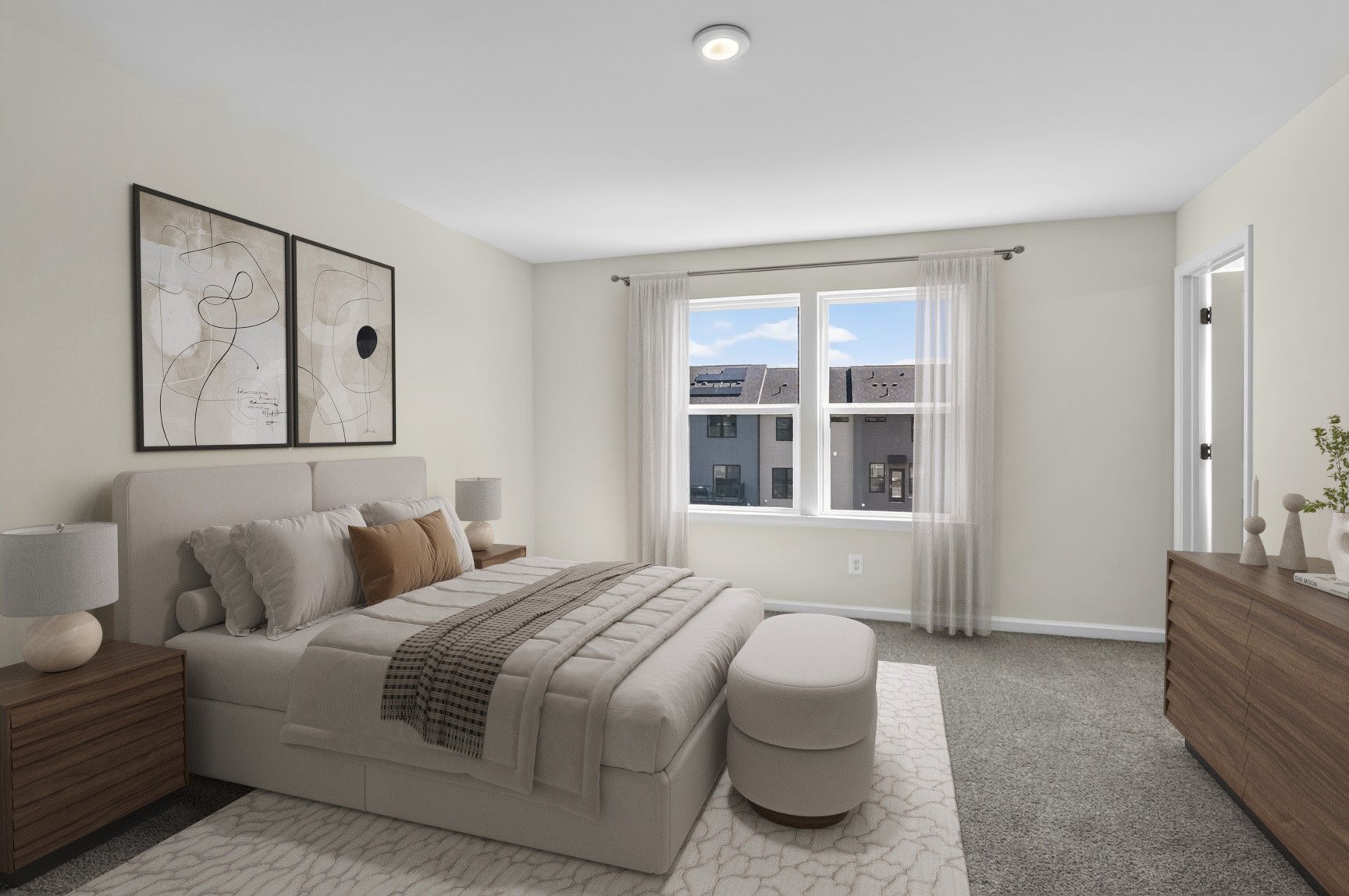 primary suite with a king-sized bed