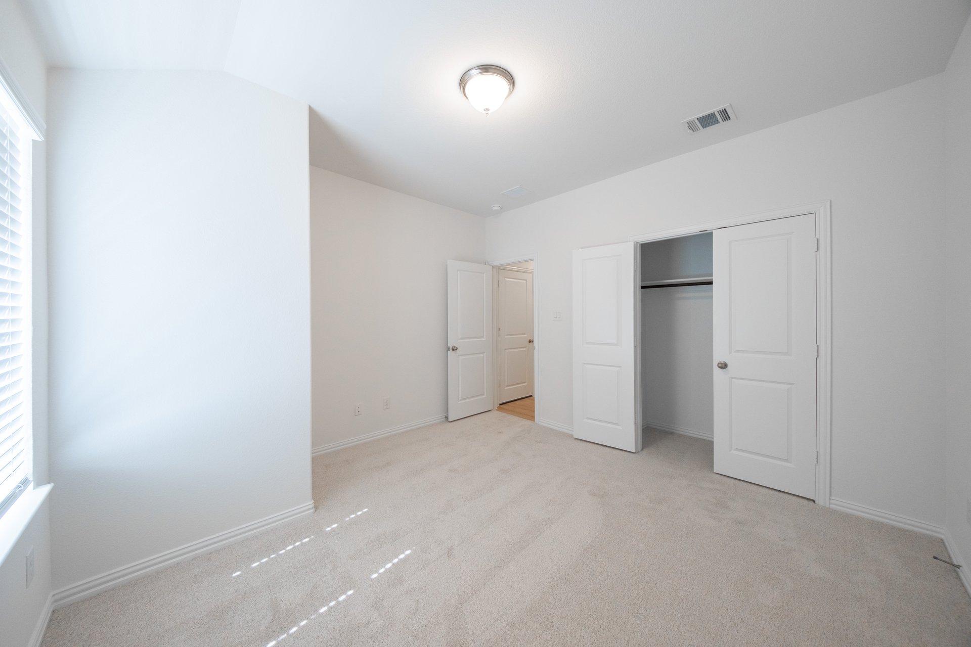 guest bedroom with carpet and closet