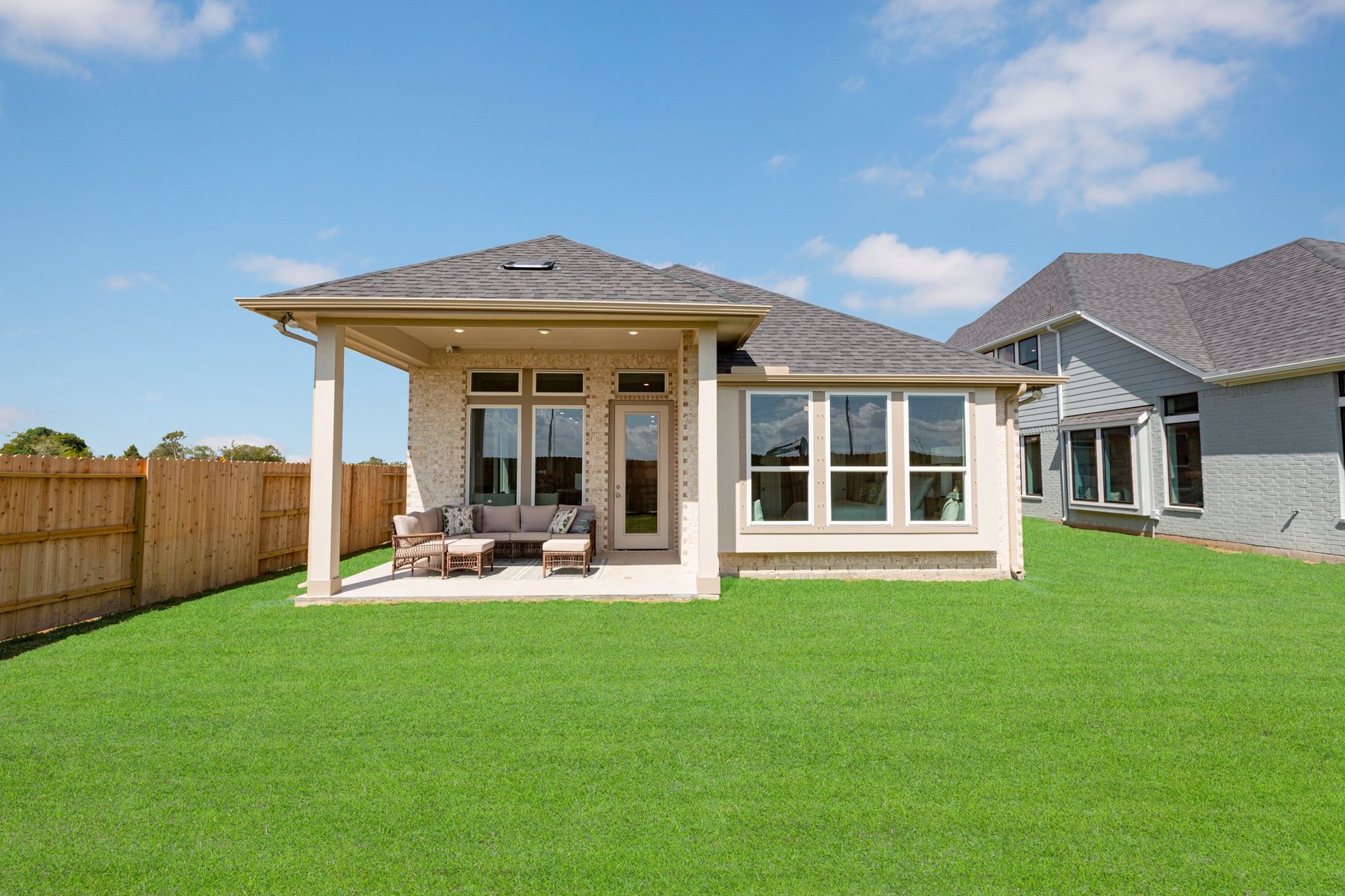 covered patio with seating area