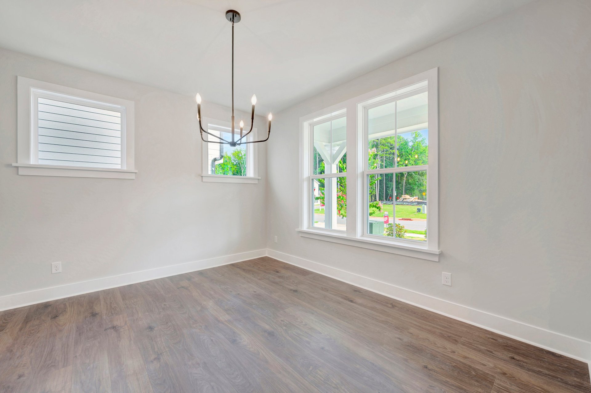 dining room with a chandalier