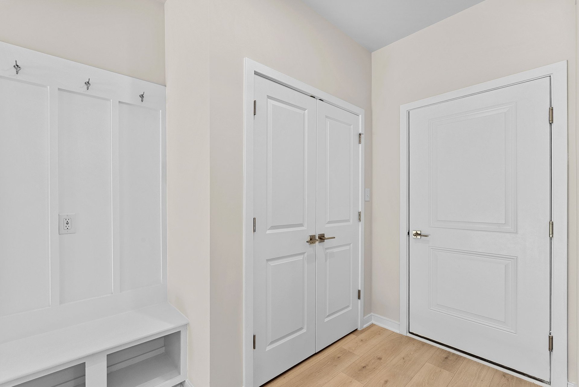 foyer with a mudroom area bench with cubbies and hooks